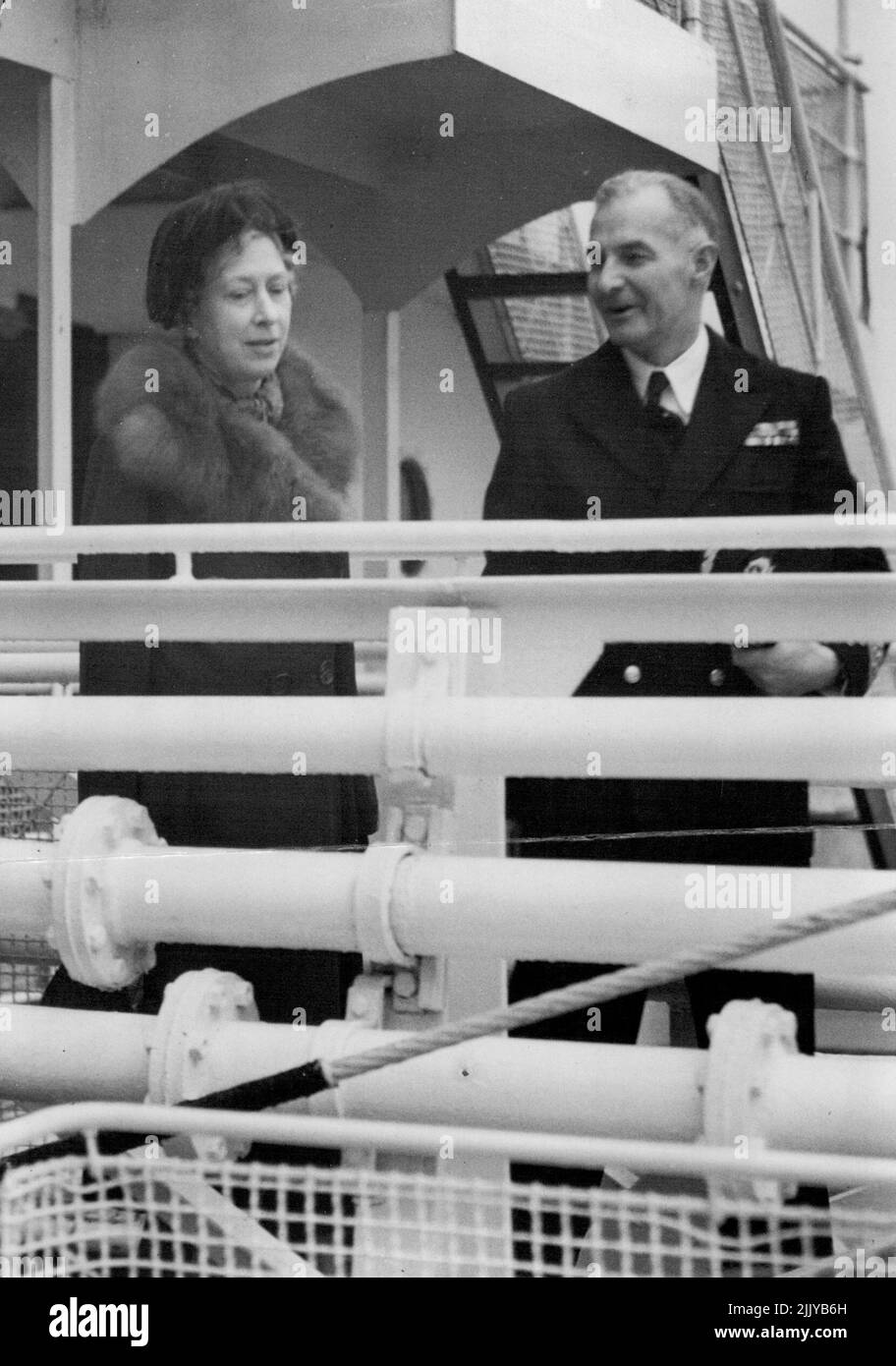 Princess Royal inizia Tanker Voyage alle Indie Occidentali -- la Principessa reale chiacchierando con il Capitano V.A.R. Giuria. OBE., skipper del 'Regent Springbok' quando salì a bordo della nave cisterna 'Wallsend al giorno (sabato) per il suo viaggio verso le Indie Occidentali, con la prima chiamata a Trinidad. Durante il suo tour, la Principessa reale ispezionerà i rami locali della Società della Croce Rossa, di cui è comandante in capo. Gennaio 24, 1953. (Foto di Reuterphoto). Foto Stock