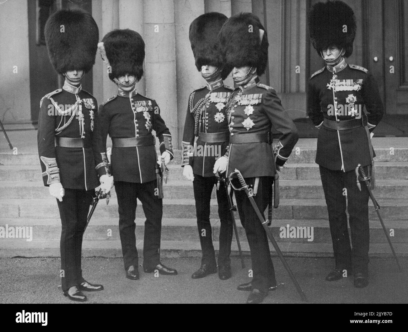 H.R.H. il duca di Connaught ha svelato il memoriale a Lord Methuen nella cappella delle guardie, Wellington Barracks, 19th ottobre., i cinque colonnelli della brigata delle guardie erano presenti, questa è la prima volta in qualsiasi evento cerimoniale a cui hanno partecipato cinque colonnelli della brigata. I cinque colonnelli della Brigata. Da L. a R. il duca di York (Guardie scozzesi), il maresciallo di campo il conte di Cavan (Guardie irlandesi), S.R.H. il Principe di Galles (Guardie gallesi), e il Gen. Lt. Sir Alfred Codrington (Guardie del fiume Coldstream), partendo dopo la cerimonia. Novembre 27, 1933. (Foto di Sport & General Press Agency Ltd.) Foto Stock