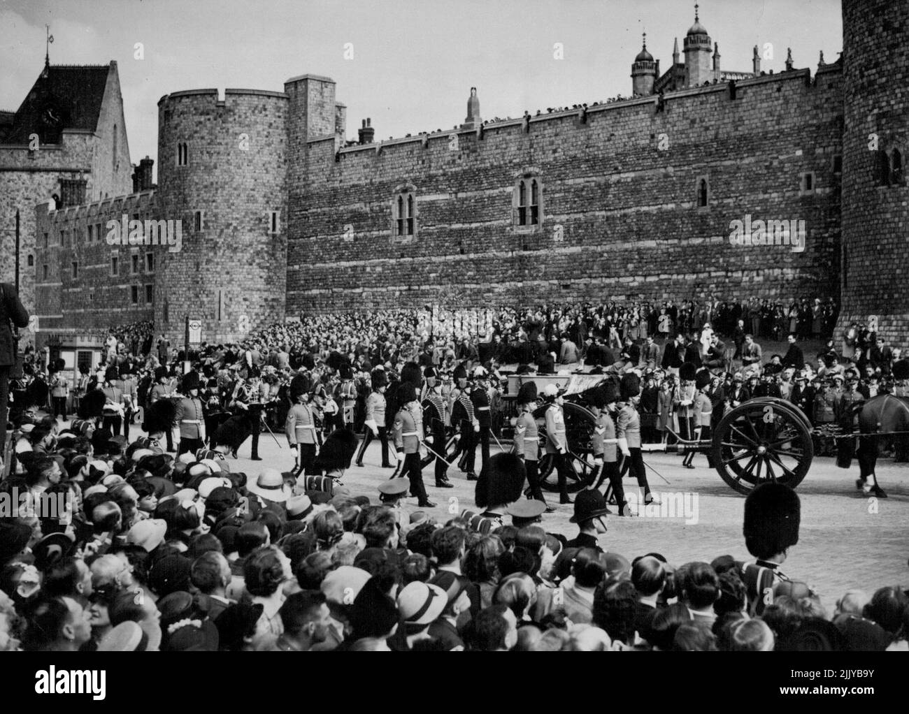 Il funerale del Principe Artù di Connaught a Windsor. H.M, il re, accompagnato dal duca di Kent, frequentò il matrimonio, alla Cappella di San Giorgio, Windsor, una grande folla costeggiò il percorso della processione. Una vista generale del cortege passando dal Castello di Windsor. Settembre 16, 1938. (Foto di Sports & General Press Agency Limited). Foto Stock