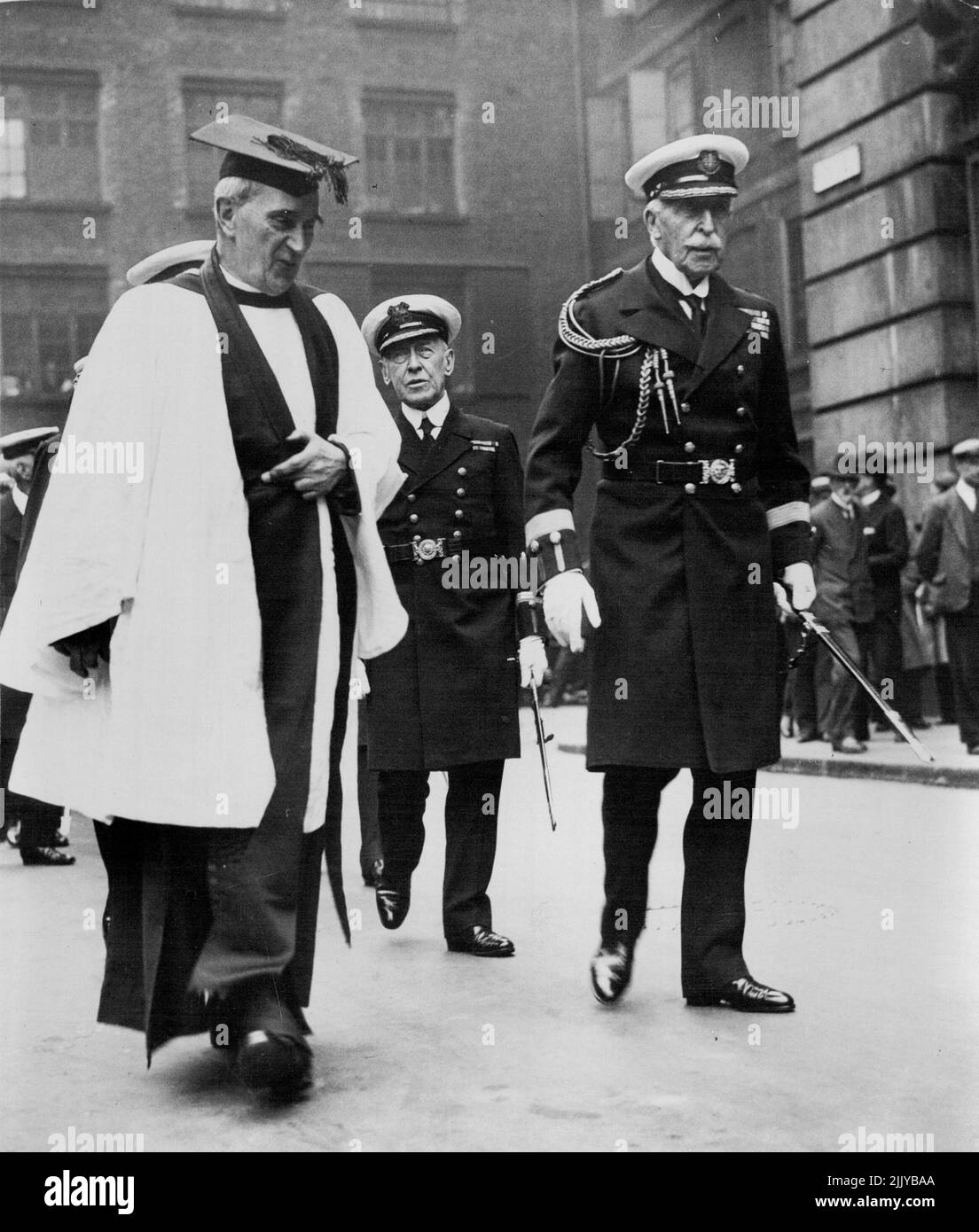 Duca di Connuaght frequenta il servizio di Trinity Monday. -- il Duca di Connaught nella processione alla Chiesa di San Olave. Il Duca di Connaught questa mattina ha partecipato al servizio del Trinity Monday presso la chiesa di St. Olive, Hart-Street, Mark-Lane. In seguito partecipò al pranzo annuale con i fratelli più anziani alla Trinity House. Maggio 28, 1934. (Foto di Keystone). Foto Stock