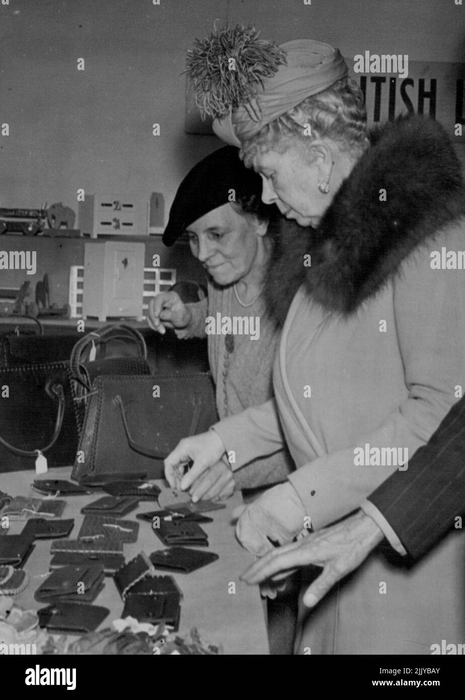 Queen Mary alla mostra ex-Service -- Queen Mary che esamina le esposizioni alla mostra ex-Service maschile, a 122 anni. Brompton Road, Londra. Gennaio 18, 1946. (Foto di London News Agency). Foto Stock