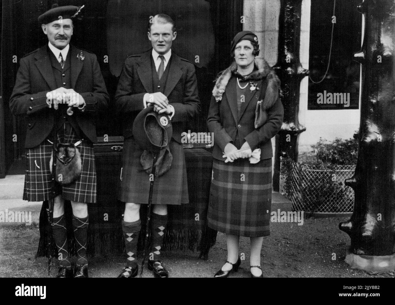 La celebrazione dell'età del conte di Macduff, figlio di Prices e della principessa Arthur di Connaught, a Mar Lodge, Brabmarm, Aberdeenshire, dove il conte ricevette doni dai dieci ***** . Principe e Principessa Arthur di Connaught con (centro) il Conte di Macduff. Settembre 17, 1935. (Foto di Sports & General Press Agency Limited). Foto Stock