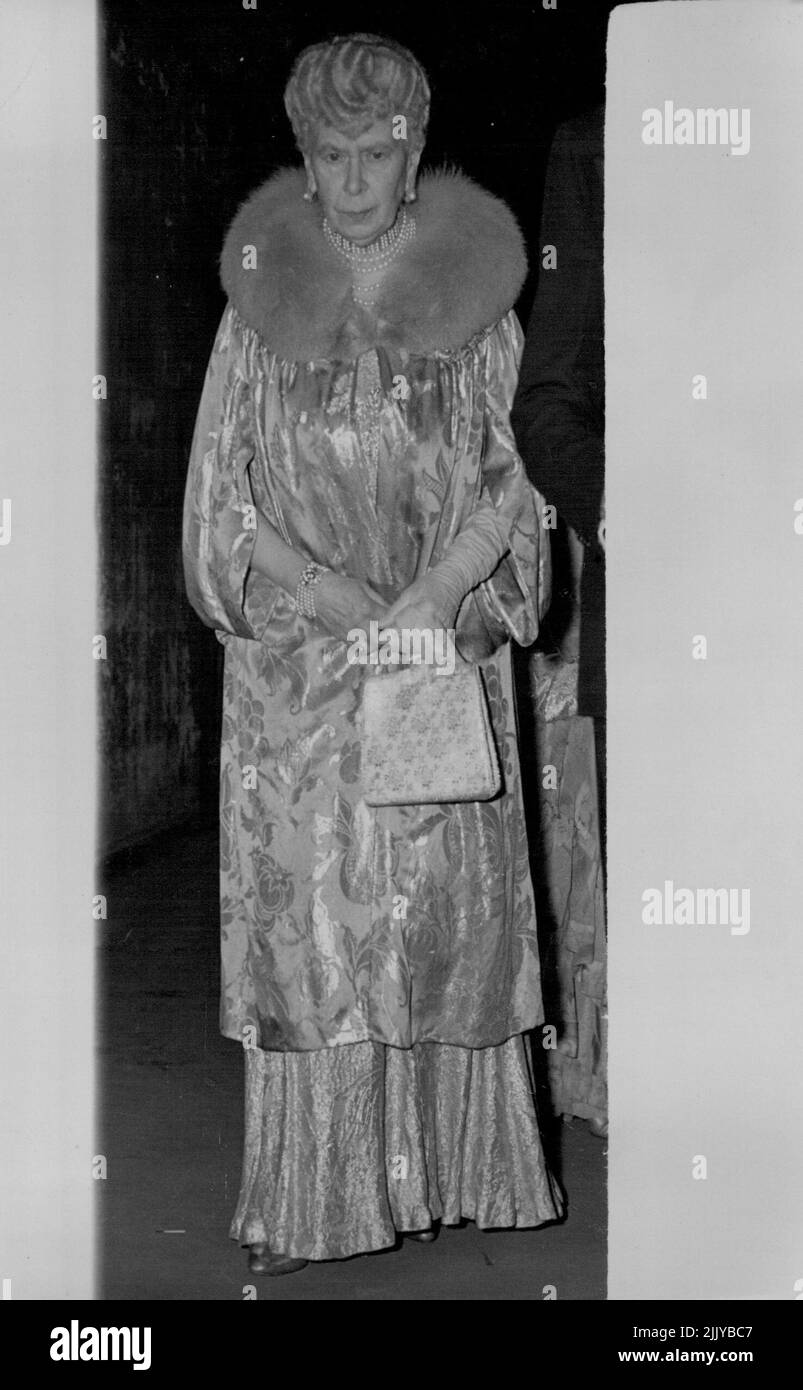 La Regina Maria vede il Thriller di Londra -- la Regina Maria di Gran Bretagna arriva al Duca di Londra del Teatro di York Ottobre 8 per vedere Gerald. Il Thriller di Anstruther "il terzo visitatore". Protagonista del gioco è Sonia Dresdel. Ottobre 26, 1949. (Foto di stampa associata). Foto Stock