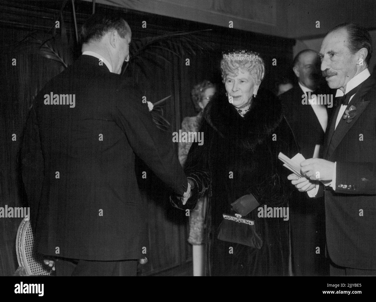 La Regina Maria frequenta Premiere. -- Sig. J.A. Rank, ricevendo la Regina Maria al suo arrivo al Teatro. La Regina Maria ha partecipato alla Premiere reale del film 'la Donna nella Sala', al Leicester Square Theartre, stasera. (Gio). Ottobre 30, 1947. (Foto di L.N. A) Foto Stock
