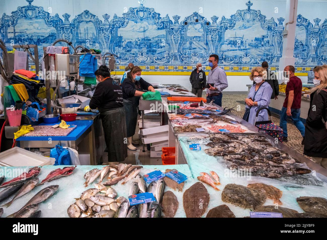 Persone che acquistano pesce fresco al mercato cittadino di Setúbal, Portogallo Foto Stock