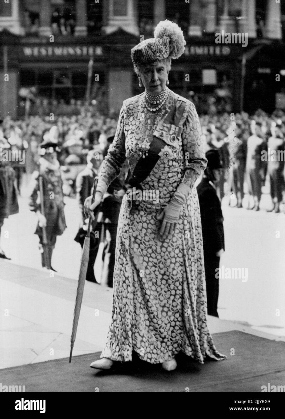 Regina Maria al St. Paul per il Royal Silver Wedding Service -- la Regina Maria, madre di Re Giorgio VI, arriva alla Cattedrale di St. Paul, Londra, oggi 26 aprile, per il servizio Silver Wedding per il re e la regina. Il servizio si è svolto dopo che il Partito reale aveva guidato attraverso le strade di Londra fiancheggiate da folle allegre. Maggio 01, 1948. (Foto di stampa associata). Foto Stock