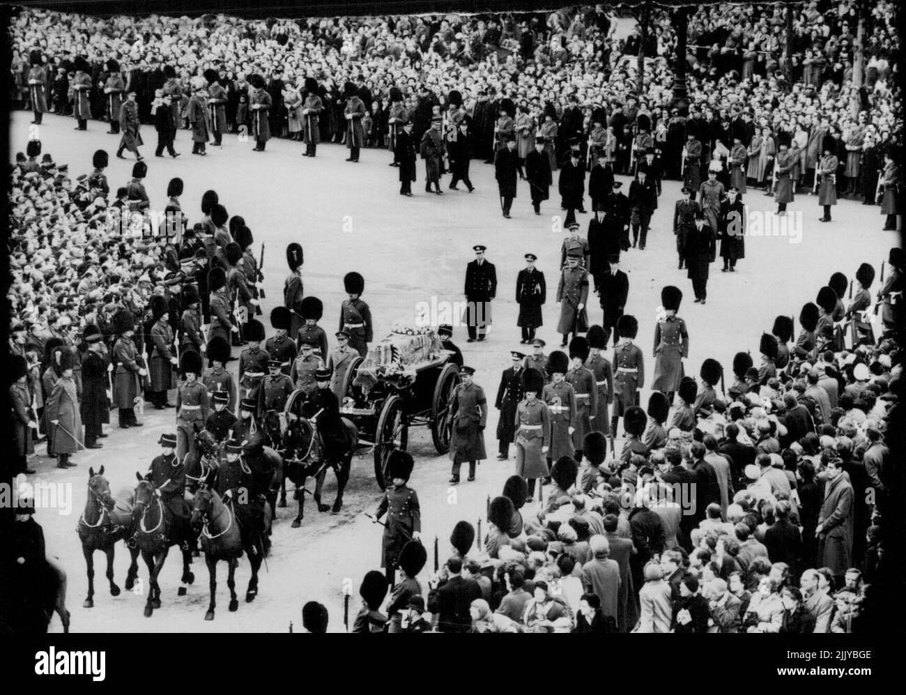 La Processione funebre della Regina Maria -- il cortege che passa dal Mall alla Parata delle Guardie Cavallo verso Westminster Hall. Il corpo della compiuta Regina Maria è stato preso in processione dalla sua residenza Marlborough House - a Westminster Hall, dove la sdraiata-in-Stato durerà fino alle prime ore di Martedì. La bara sarà quindi portata a Windsor per la sepoltura nella Cappella di San Giorgio. Marzo 29, 1953. (Foto di Sport & General Press Agency, Limited). Foto Stock