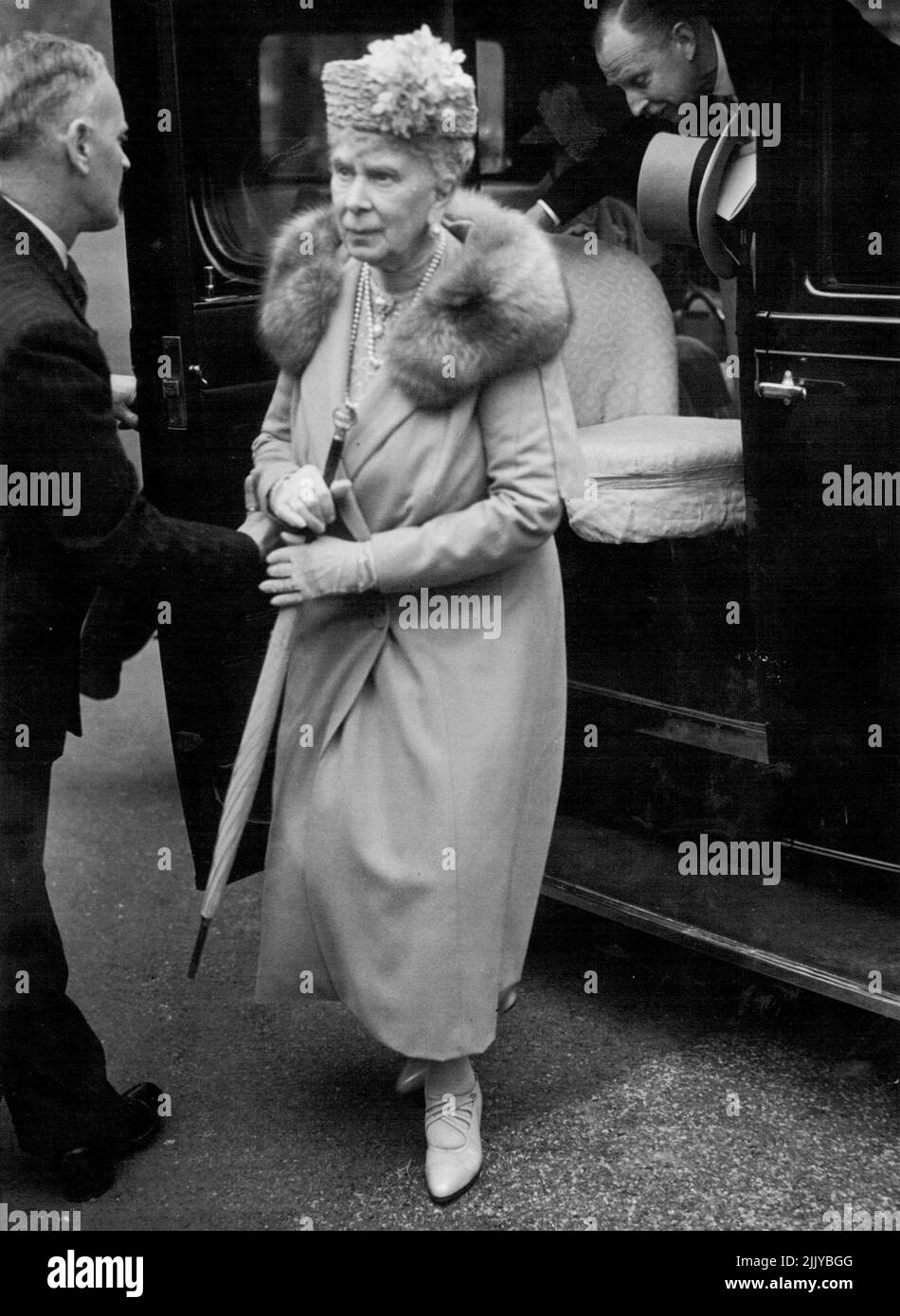 La regina Maria fotografò fino ad oggi quando ***** Marlborough House per Buckingham Palace per partecipare al pranzo di famiglia. Giugno 06, 1951. Foto Stock