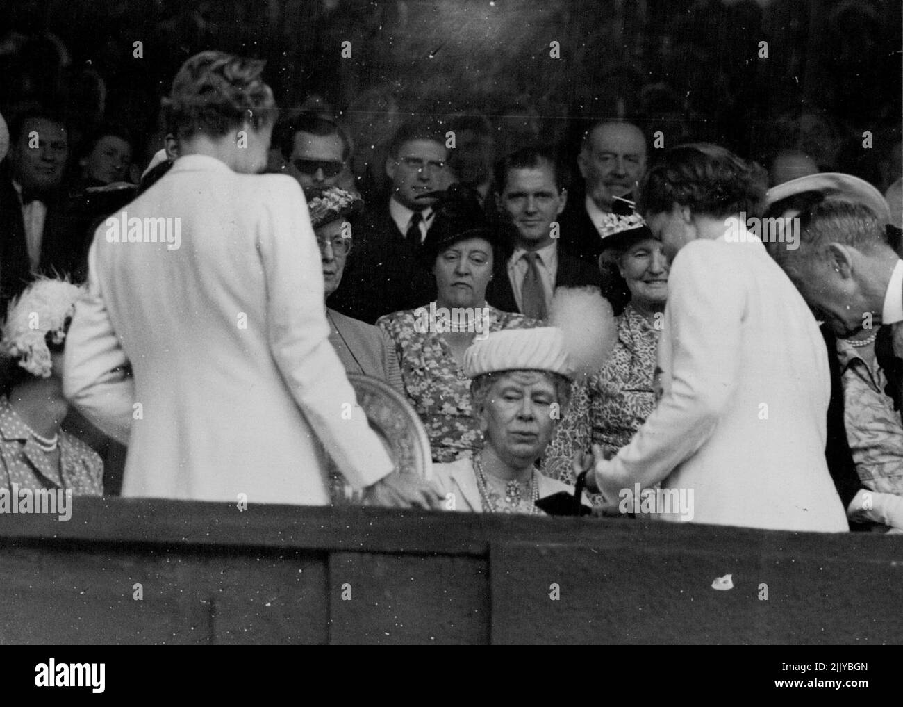 Lawn Tennis Championship Finals at Wimbledon -- H.M. la Regina Maria presenta il Ladies Gold Salver per il campionato dei singoli a Miss Louise Brough dopo la sua partita di oggi contro lei ha vinto il campionato dei singoli. Luglio 08, 1950. (Foto di Paul Popper Ltd.). Foto Stock
