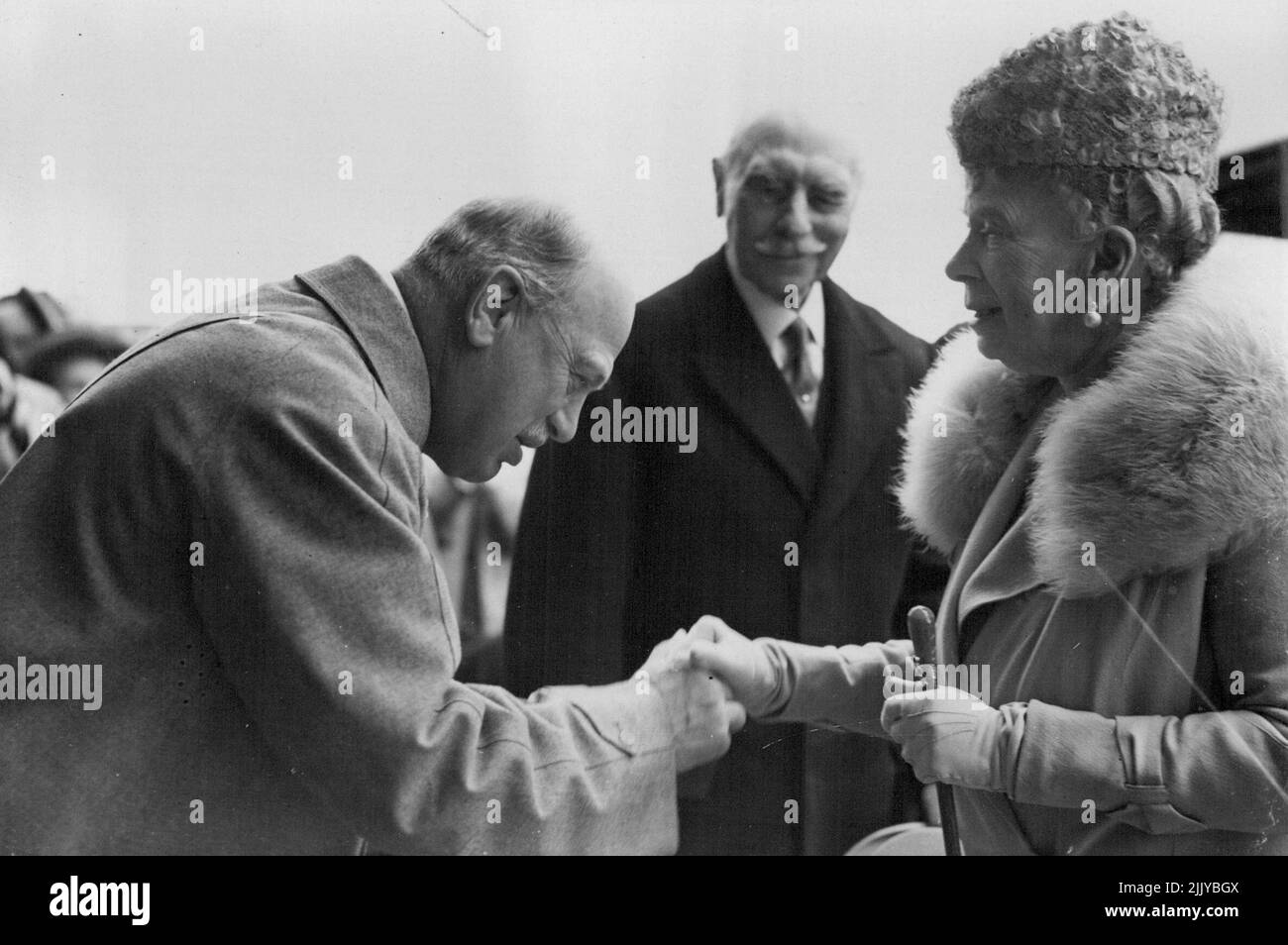 Regina Maria a Derby -- la Regina Maria salutò Lord Rosebery al suo arrivo all'ippodromo di Epsom per vedere il Derby di giorno (Sabato). Il centro è il Conte di Atlone, fratello della Regina Maria. Giugno 04, 1949. (Foto di Reutrephoto). Foto Stock