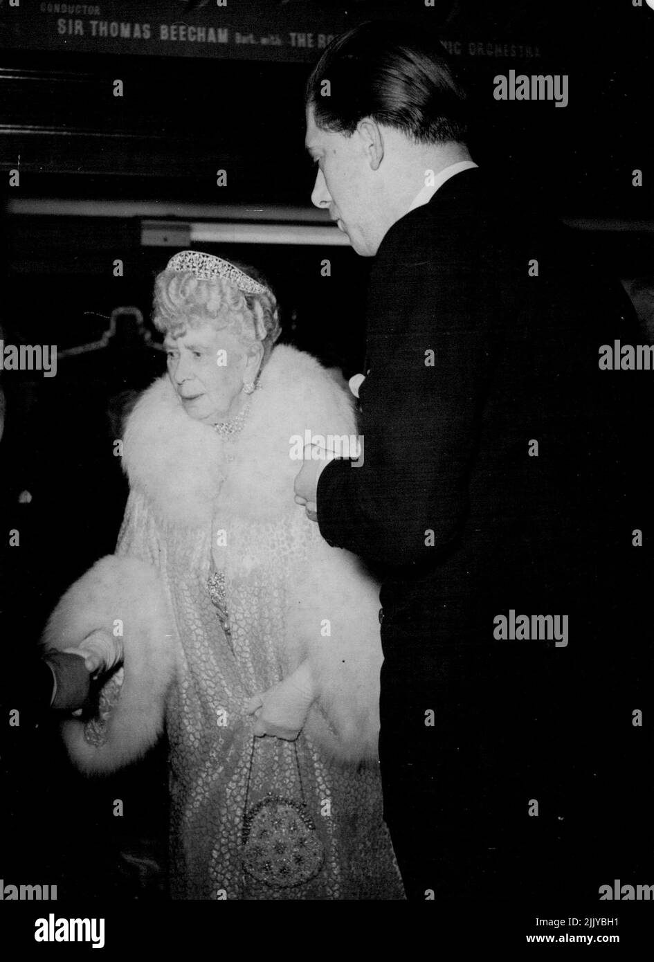 Premiere di 'Tales of Hoffmann' al Carlton -- Regina Maria scortata da Lord Harewood quando è arrivata al Carlton. Aprile 18, 1951. Foto Stock