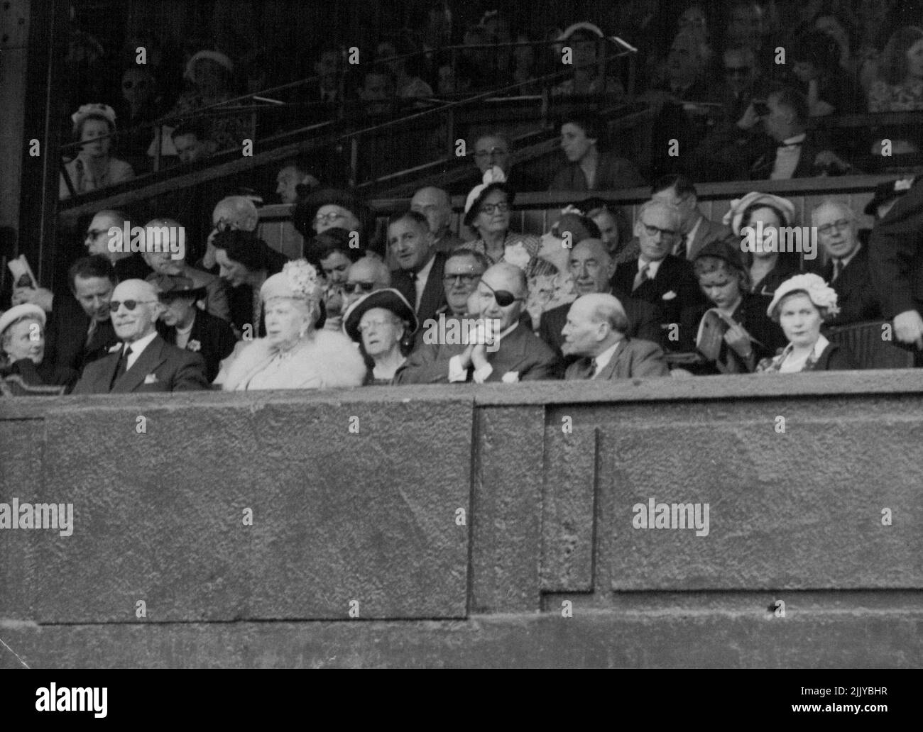 In Royal Box oggi -- nella Royal Box a Wimbledon questo pomeriggio, 30 giugno, sono (da sinistra a destra) il Conte di Athlone, sua altezza reale Regina Maria, il Sig. Lewis Douglas, ex Ambasciatore degli Stati Uniti a Londra; il primo Ministro Sig. C. R. Attlee, e la Sig.ra Attlee. Luglio 11, 1951. (Foto di stampa associata). Foto Stock