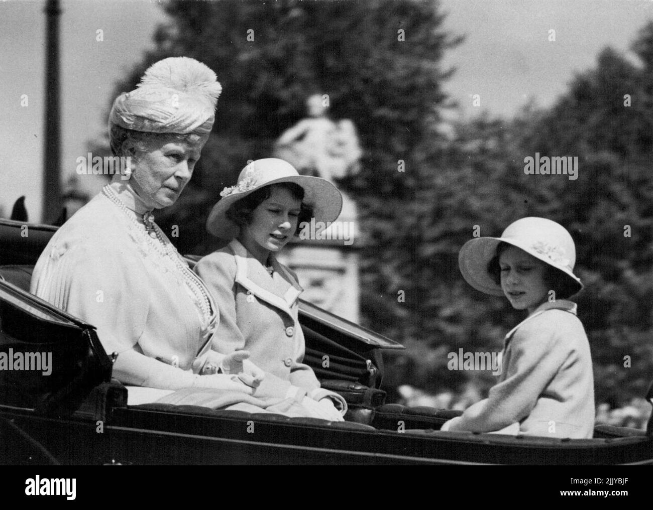 La Regina Maria e le Principesse Elisabetta e Margaret guidano lungo la Hall fino alla Parata delle Guardie Cavalieri per il Trooping del colore. Giugno 09, 1938. (Foto di United Press Photos). Foto Stock