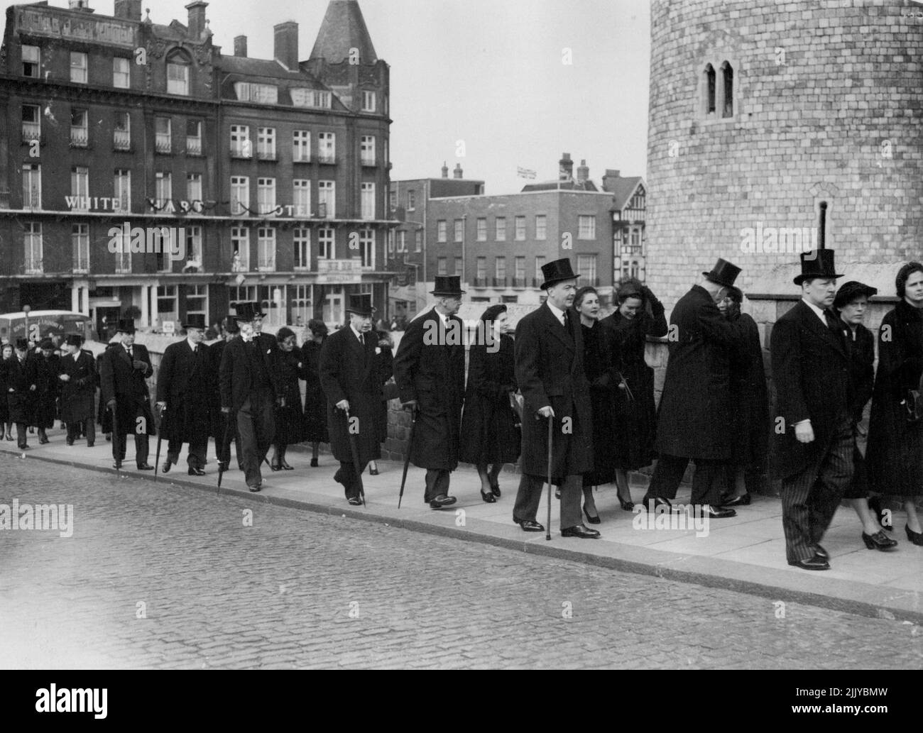 Alcuni dei lutto che arrivano al Castello di Windsor per il funerale della Regina Maria alla Cappella di San Giorgio oggi. Marzo 31, 1953. (Foto di Daily Mirror). Foto Stock