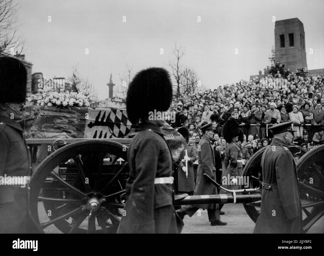 Lying-in-state Procession -- un primo piano della bara sulla carrozza di Gun come si gira dal centro commerciale verso la parata di guardie di cavallo. I guardiani mostrati sono del partito portatore fornito dalla compagnia della regina delle guardie di Grenadier. Il corpo della Regina Maria è stato oggi 29 marzo portato in processione dalla Cappella della Regina a Marlborough House, la sua casa londinese in cui morì nel marzo 24, a Westminster Hall per giacere in stato lì fino a mezzanotte di domani. Il funerale si terrà a Windsor il 31 marzo. Marzo 29, 1953. (Foto di stampa associata). Foto Stock