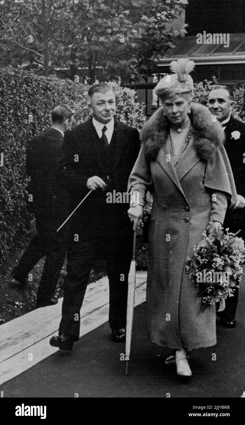 La regina Maria apre l'ala dell'ospedale -- la regina Maria cammina nei terreni dell'ospedale. La Regina Maria ha aperto la nuova ala al Manor House Hospital, Golders Green, questo pomeriggio. Novembre 14, 1938. (Foto di London News Agency Photos Ltd.). Foto Stock