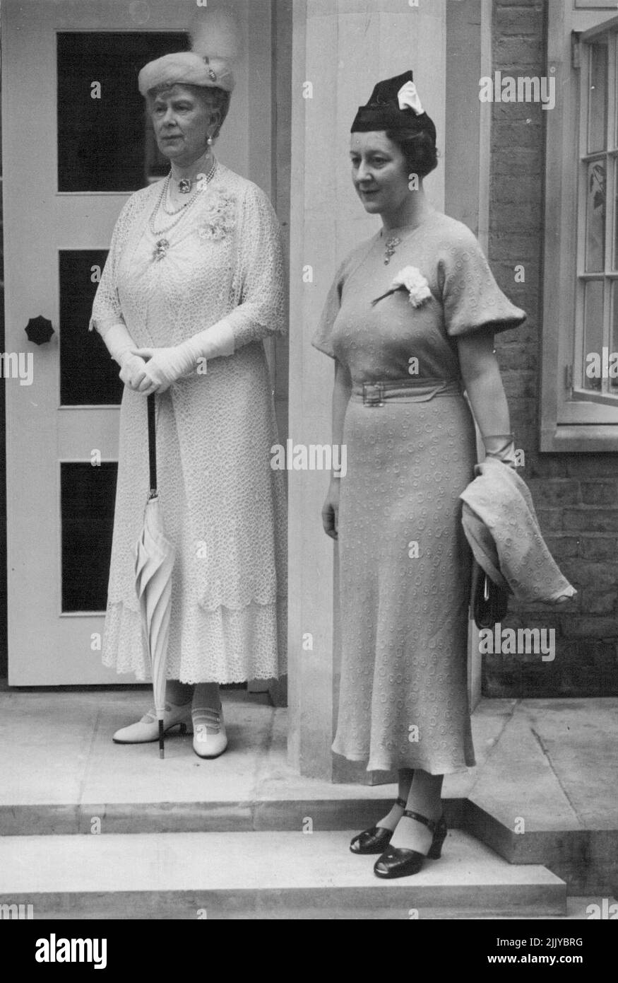 Regina Maria al Newnham College di Cambridge -- Regina Maria con la signorina Elisabeth Scott, uno degli architetti. Settembre 07, 1938. Foto Stock