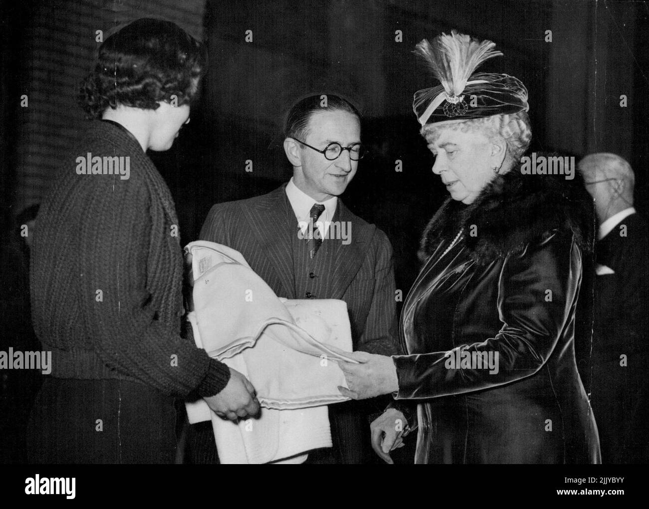 La Regina Maria visita la S.L.F. -- Queen Mary che viene mostrato Baby Linen, al Baby Linen stand presso la British Industries Fair a Carls Court questo pomeriggio. Febbraio 21, 1938. (Foto di Keystone). Foto Stock