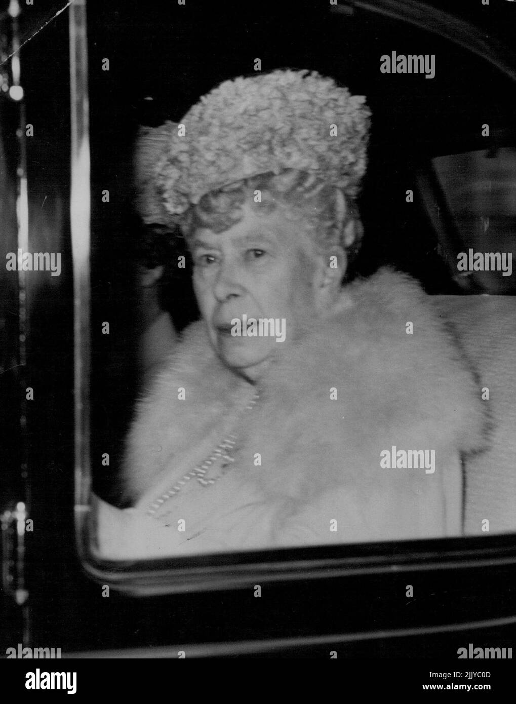 Queen Mary 82 to-Day -- la Regina Mary ha visto come ha lasciato Marlborough House, Londra, per Buckingham Palace a pranzo con il re e la regina al giorno (Giovedi), il suo 82nd compleanno. Maggio 26, 1949. (Foto di Reuterphoto). Foto Stock