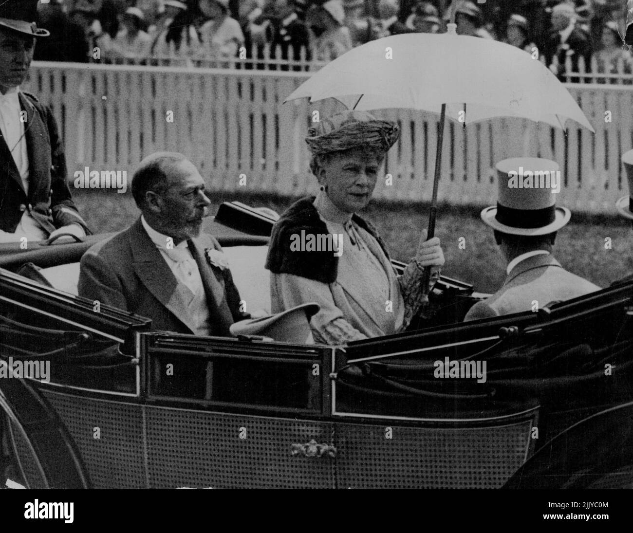 Giornata della Coppa d'Oro ad Ascot -- il Re e la Regina in carrozza reale che arriva sul corso ad Ascot oggi (Gold Cup Day). Agosto 02, 1932. (Foto della stampante associata). Foto Stock