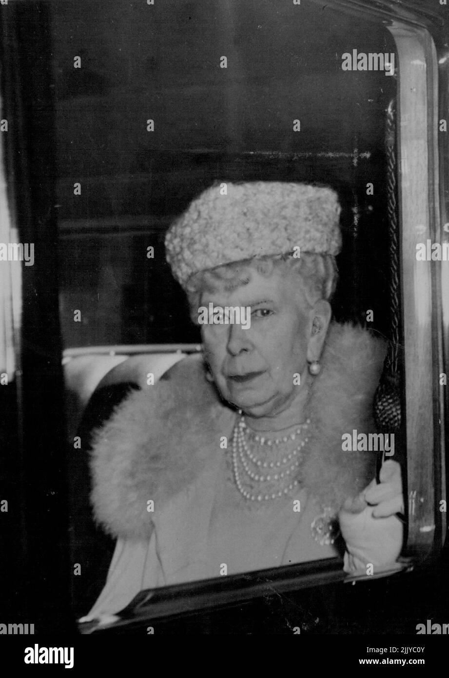 Regina Maria, che ***** 85 il mese prossimo, sta soffrendo di un chill. Su consiglio dei medici rimane al chiuso alla Marlborough House, la sua London Home. Giugno 06, 1951. (Foto di AAP). Foto Stock