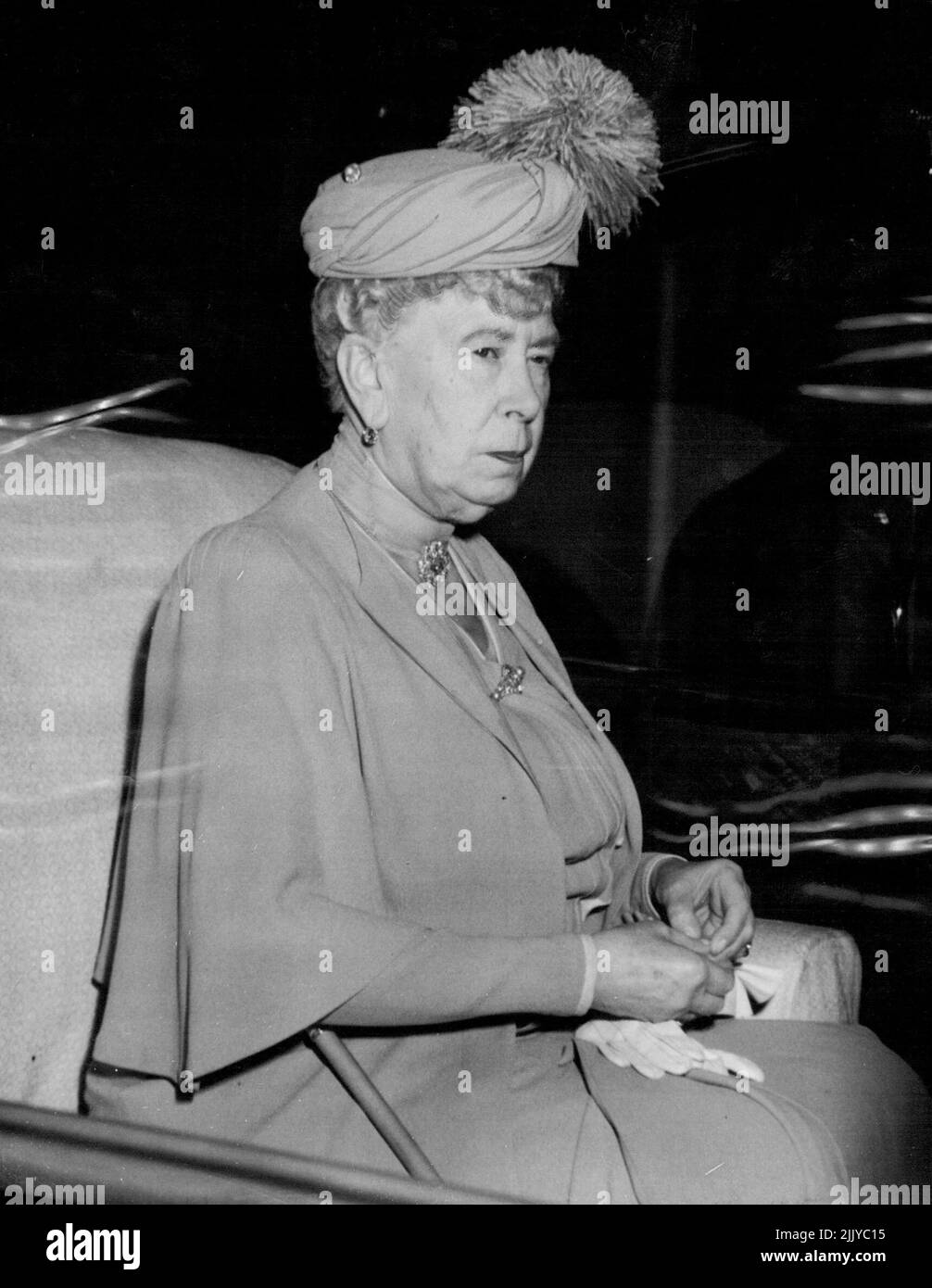 La regina Mary va per Un giro (la sua casa è stata derubata la notte scorsa) -- la regina Mary ha mostrato qui nella sua automobile mentre è guidata dalla sua casa di Londra, Marlborough House, oggi (sabato). All'inizio di oggi, un uomo si è rotto in Marlborough House e ha ferito gravemente una casa e un altro. Le case sono state prese al St. George's Hospital, Hyde Park Corner, dopo trattamento da parte di un medico. Giugno 24, 1950. (Foto di Reuterphoto). Foto Stock