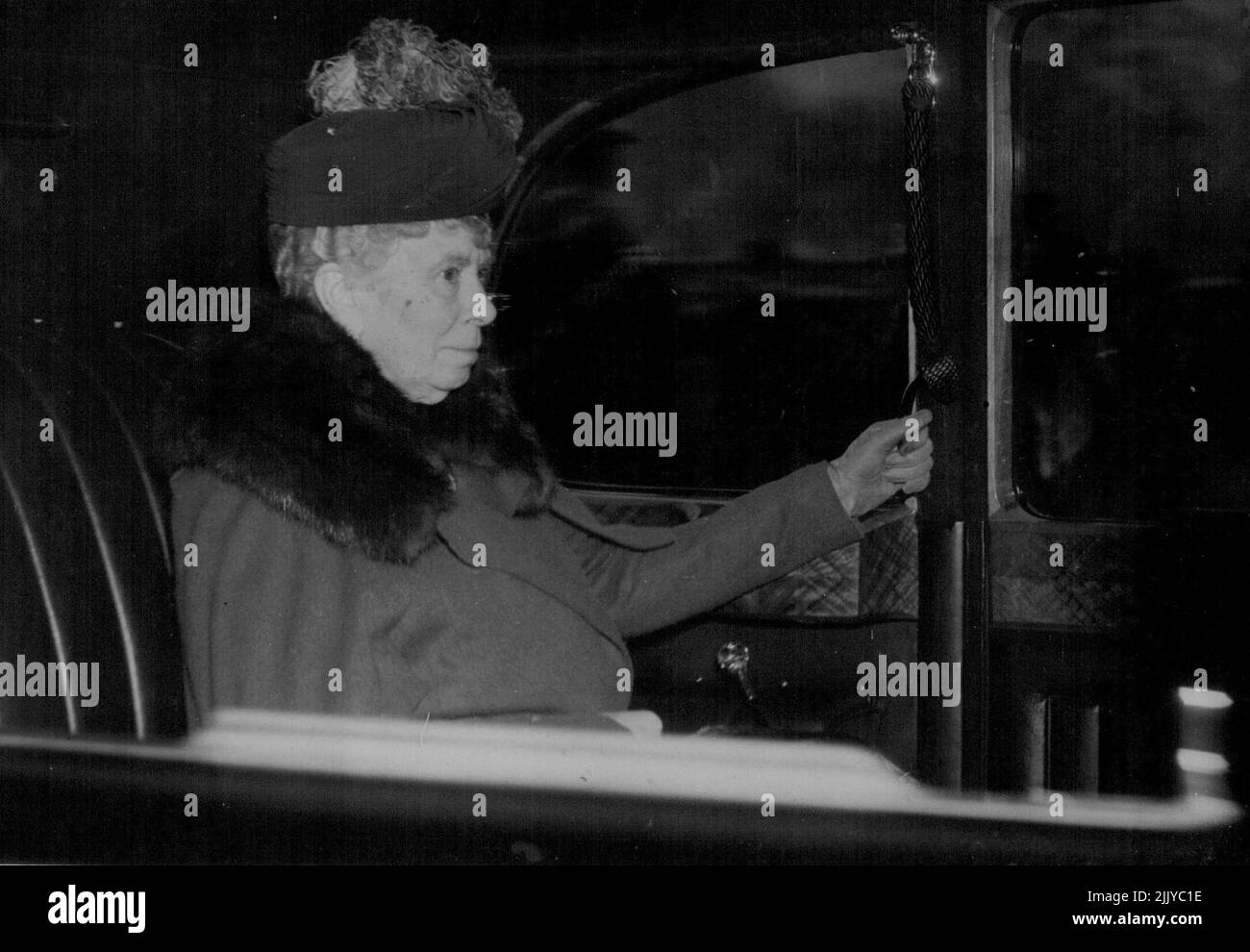 La Regina Maria visita il Re a Buckingham Palace -- la Regina Maria arriva al Palazzo per la sua visita al Re. 30th marzo. Maggio 17, 1949. (Foto per foto del contratto della posta giornaliera). Foto Stock