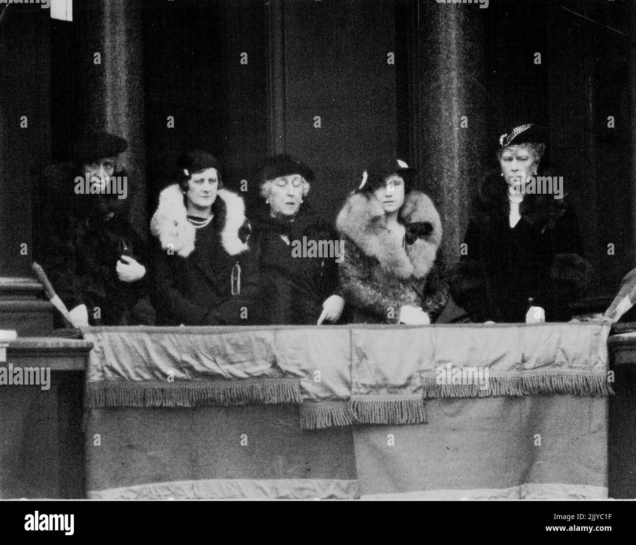 Armistice Day, 1934 -- la Regina con la Duchessa di York, la Principessa Beatrice e la Principessa Arthur di Connaught durante i due minuti di silenzio al Cenotaph. H.M. la Regina rende omaggio ai morti di guerra al Cenotaph, Whitehall, Londra, S.W. Novembre 11, 1934. (Foto di Topical Press). Foto Stock