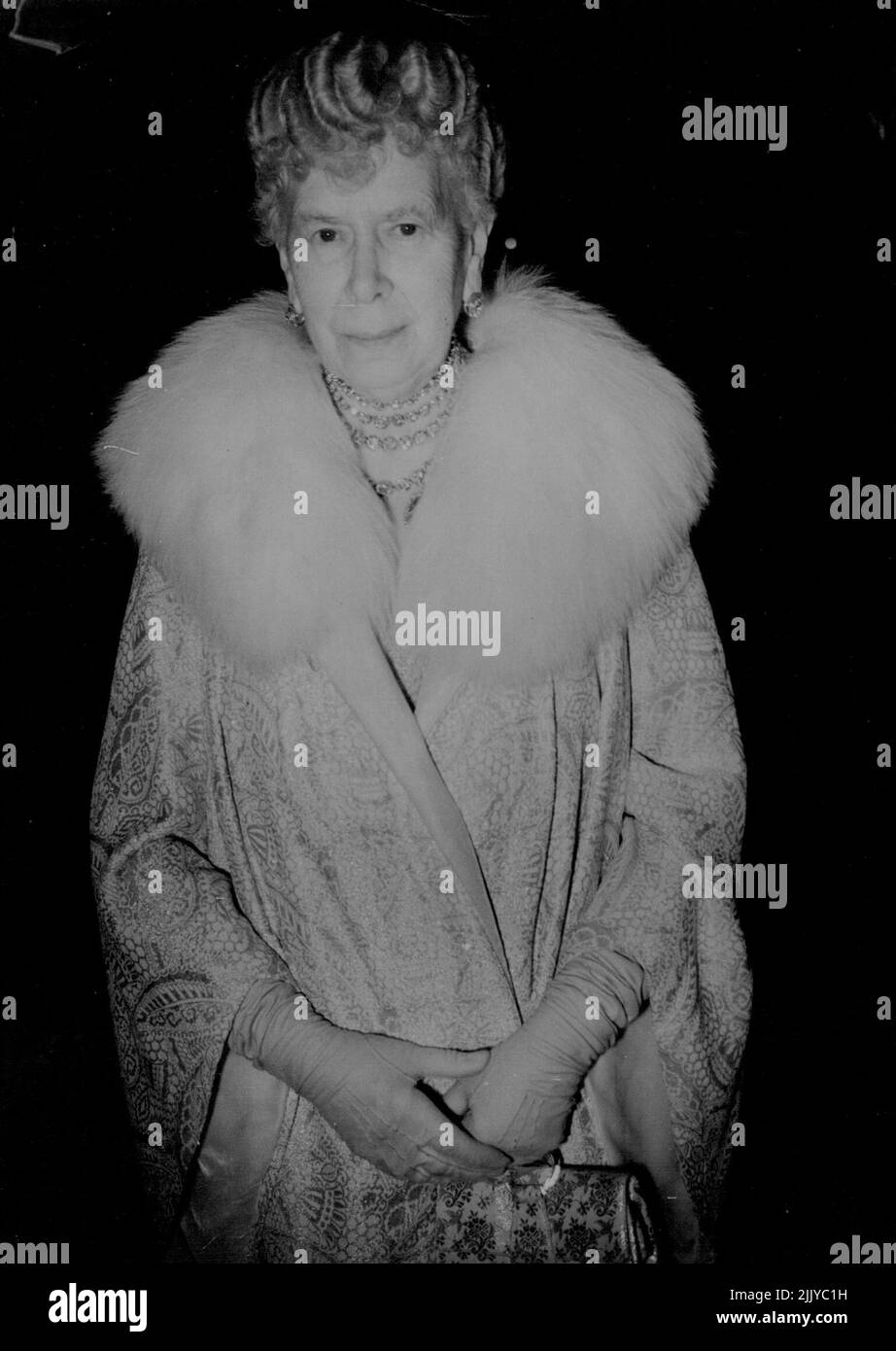 La regina Maria va al teatro -- la regina Maria è andata al teatro del duca di York per vedere il gioco ' più grande della vita '. Indossava un abito da sera con broccato rosa. Maggio 11, 1950. (Foto per foto del contratto della posta giornaliera). Foto Stock