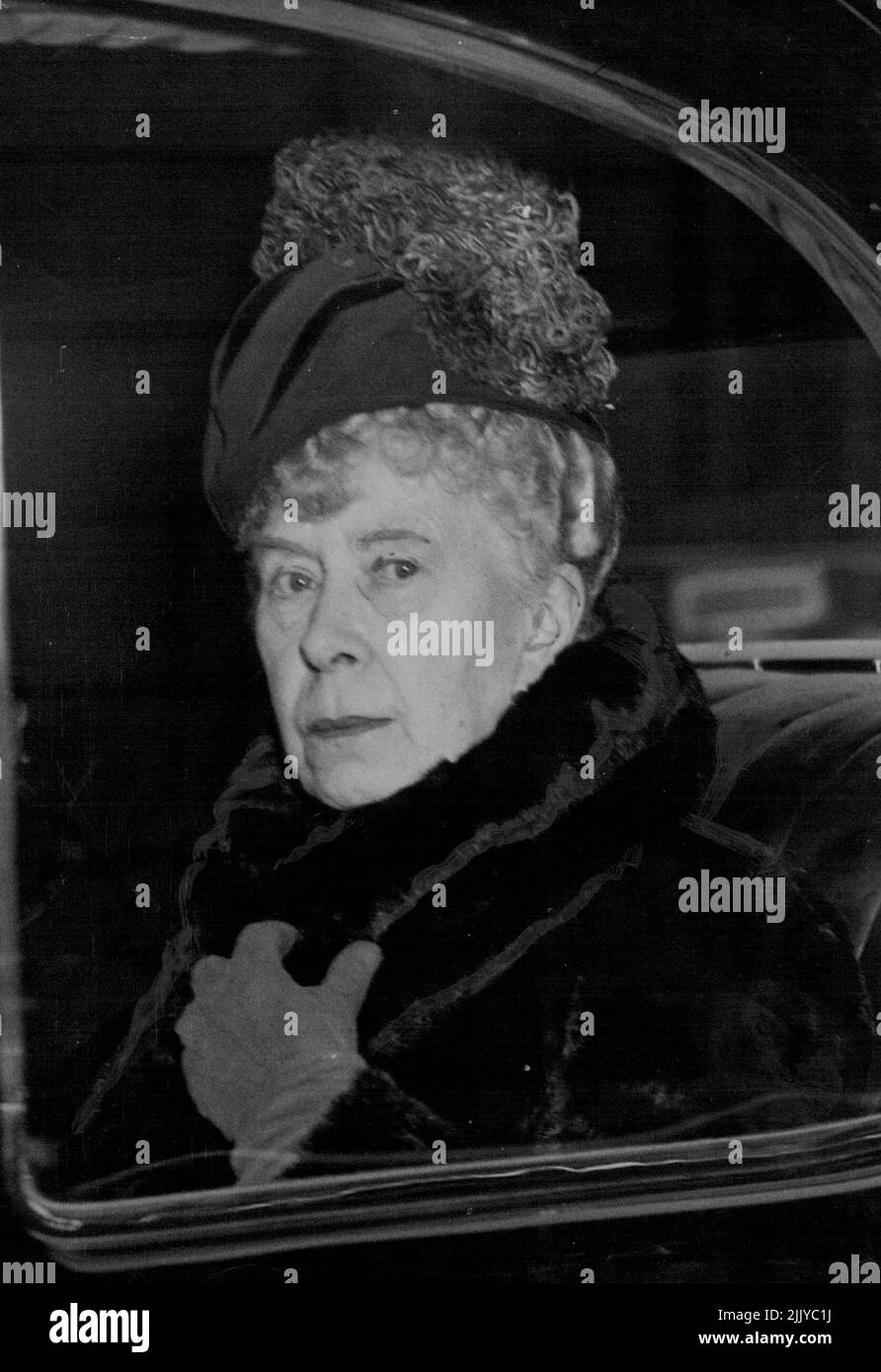 L'ultima foto della regina Maria scattata giovedì scorso, mentre guidava attraverso i parchi di Londra, la sua prima uscita da un attacco severo di sciatica un mese fa. Marzo 08, 1950. (Foto di Paul Popper Ltd.). Foto Stock