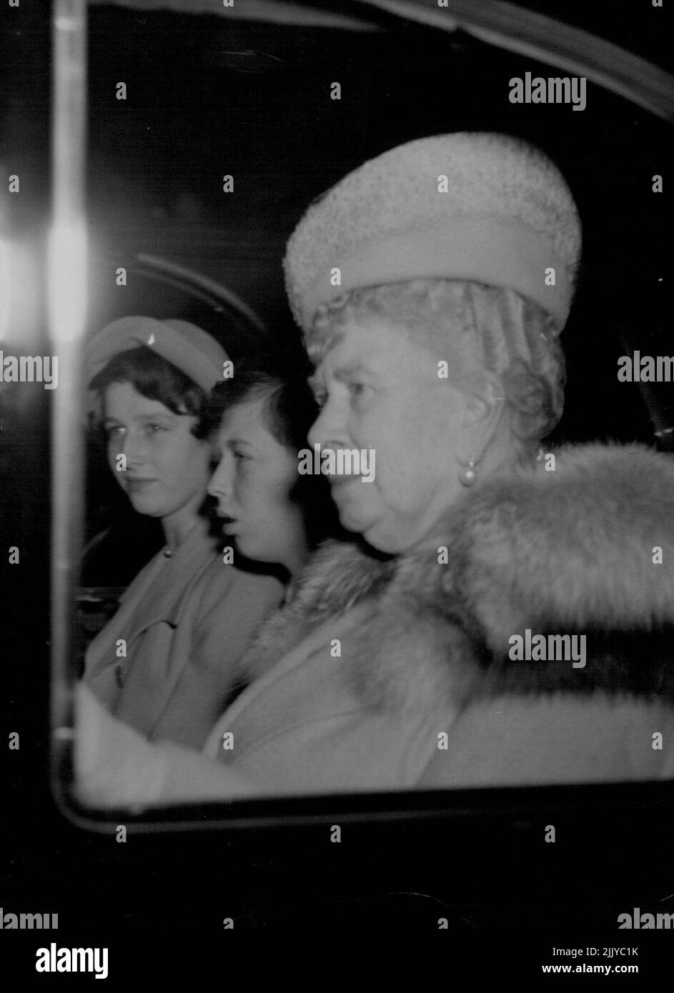Arrivo della Regina Maria e del Duca di Kent -- la Regina Maria e il giovane Duca di Kent arrivano a Buckingham Palace per la cerimonia di Cristianesimo della Principessa Anne questo pomeriggio ottobre 21. Con loro in macchina è la sorella del duca, la principessa Alexandra. Ottobre 21, 1950. (Foto di stampa associata). Foto Stock
