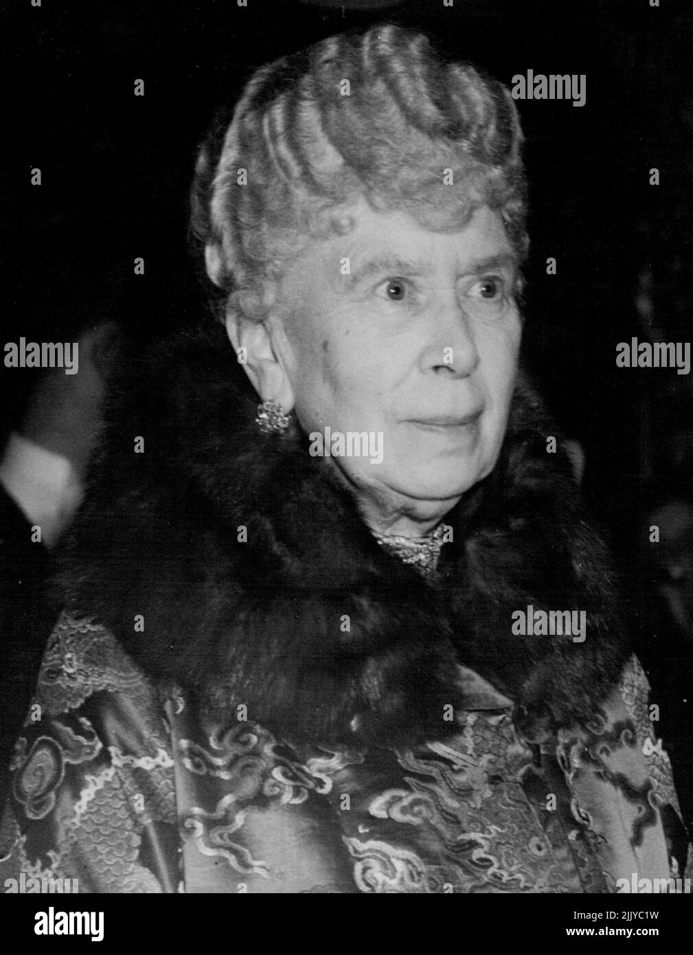 Regina Maria al Film Premiere -- S.M. Regina Maria una foto impressionante scattata al suo arrivo al Carlton Theatre stasera, Giovedi. H.M. la Regina Maria ha partecipato al primo spettacolo britannico del film di Bing Crosby-Ingrid Bergman, 'The Bells of St. Mary's', al Carlton Theatre di Londra, stasera (giovedì). I proventi della prima sono stati dedicati alla Family Welfare Association. Marzo 21, 1946. (Foto di Reuterphoto). Foto Stock
