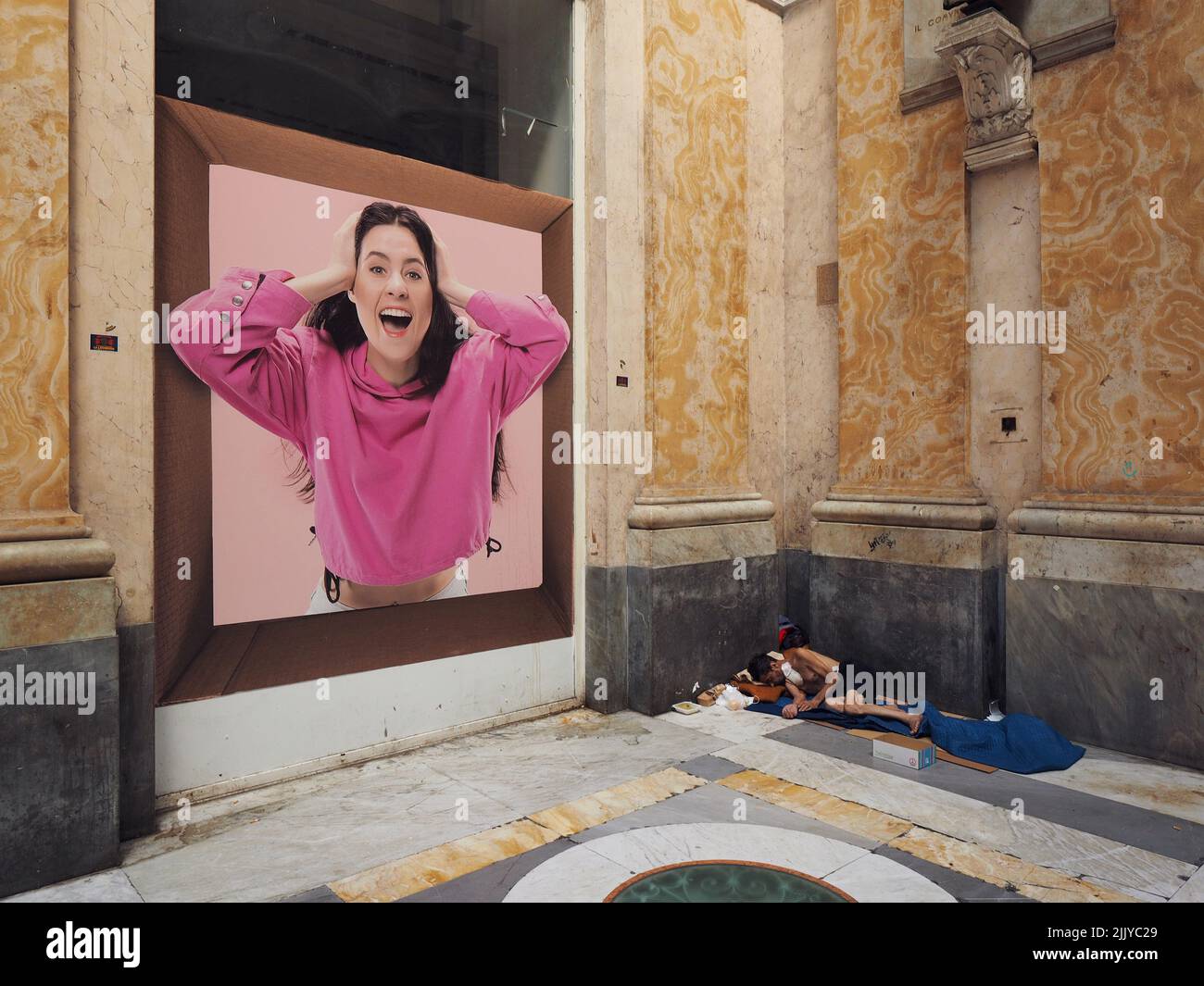 Uomo senza tetto che dorme in un angolo del centro commerciale Galleria Umberto 1 nel centro di Napoli, con grande poster di moda di donna graziosa, Napoli, Camp Foto Stock
