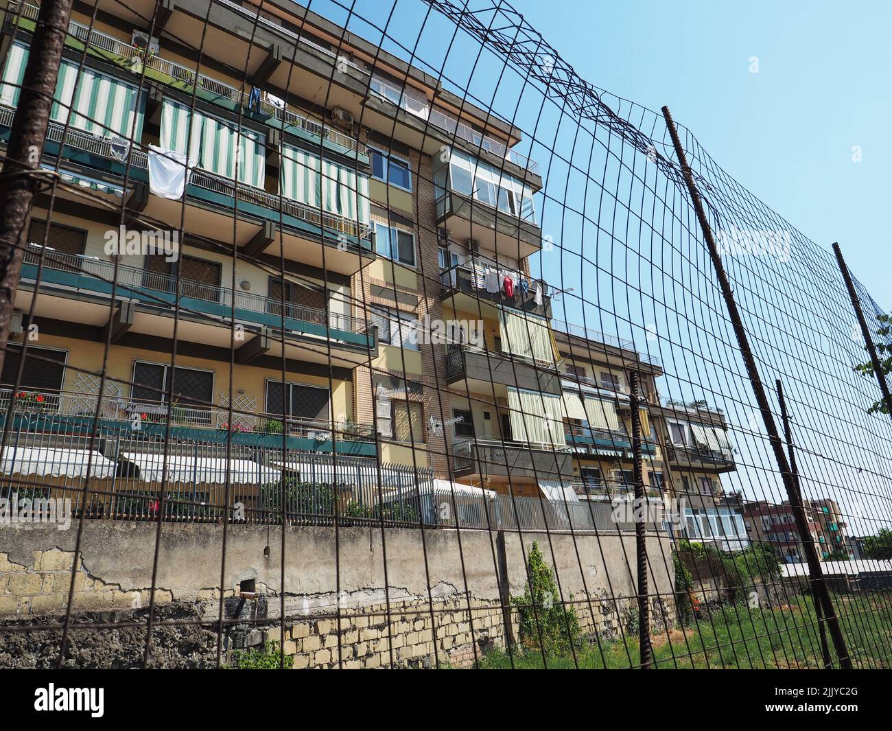 Tipici appartamenti a 6 piani dietro una recinzione in ferro a Ercolano, Campania, Italia Foto Stock