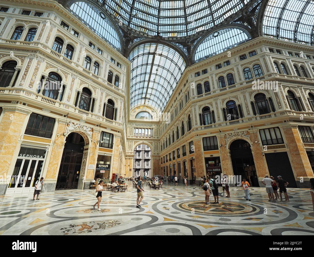 Shopping nel grande centro commerciale Galleria Umberto 1 nel centro di Napoli, Campania, Italia Foto Stock