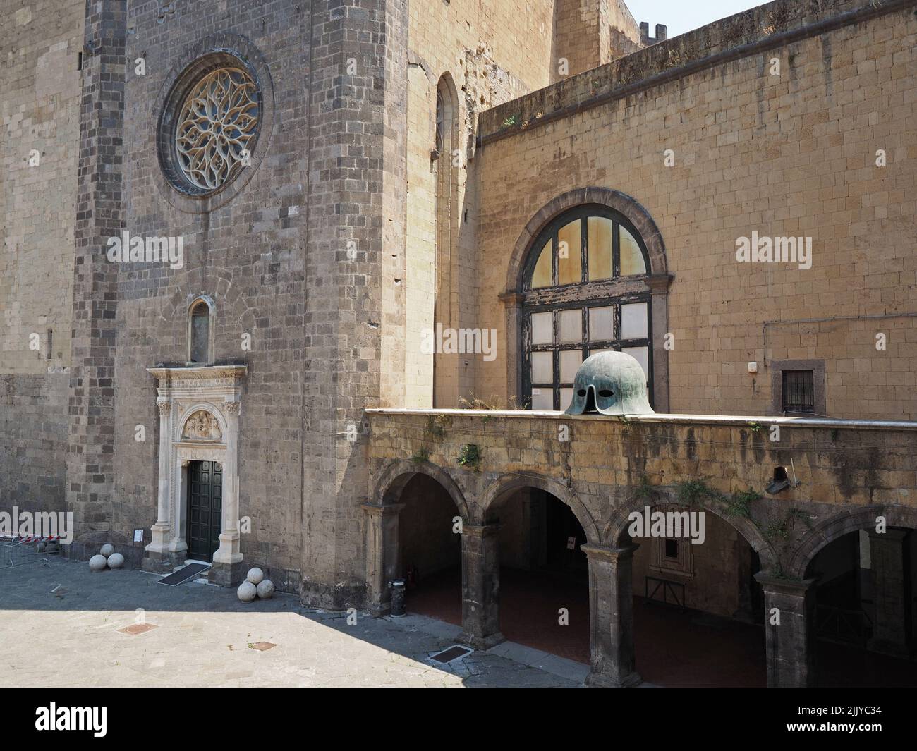 Cortile del Castel nuovo o nuovo castello nel centro di Napoli, Campania, Italia. Nel corso dei secoli fu utilizzato sia come palazzo che come fortezza Foto Stock