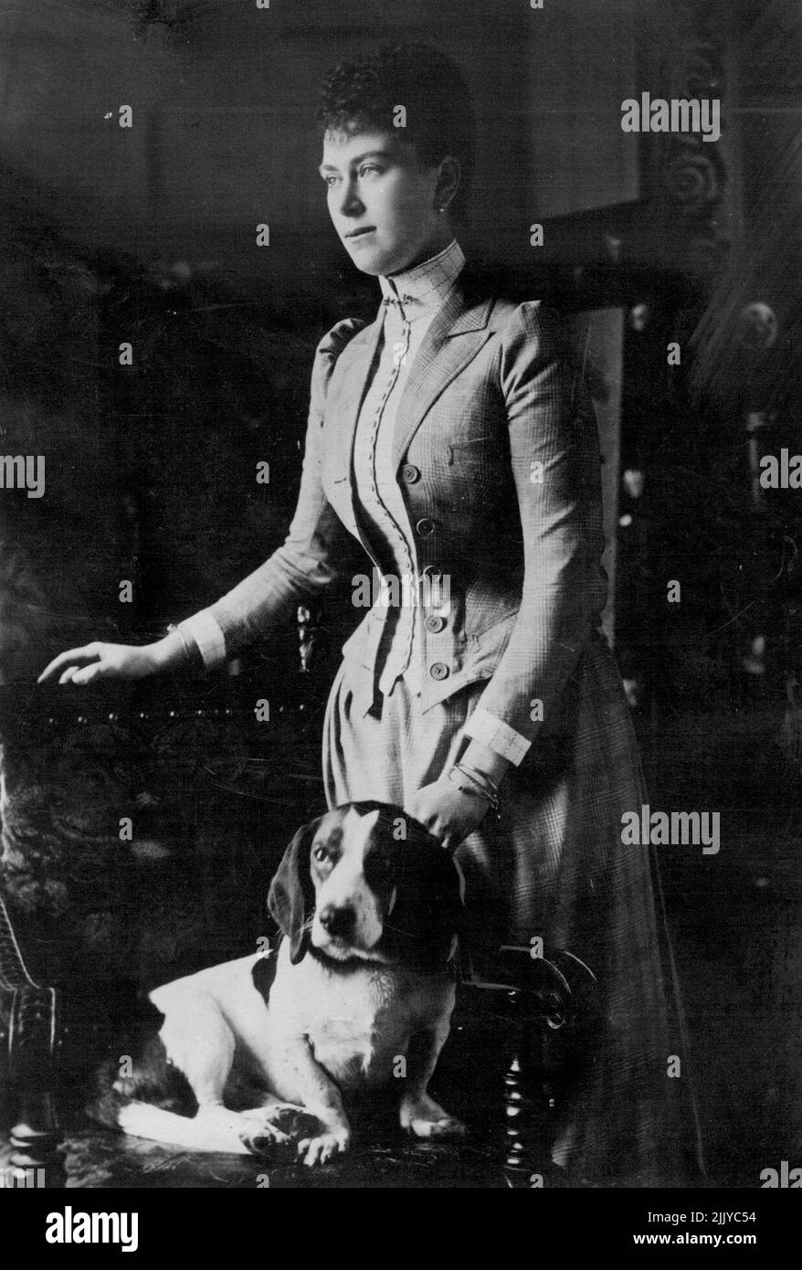 Princess May e il suo cane. Questo attraente ritratto della Regina Maria in un bel taglio su misura fatto del periodo è stato preso poco prima del suo matrimonio nel 1893. Febbraio 11, 1935. (Foto di Empire Press). Foto Stock