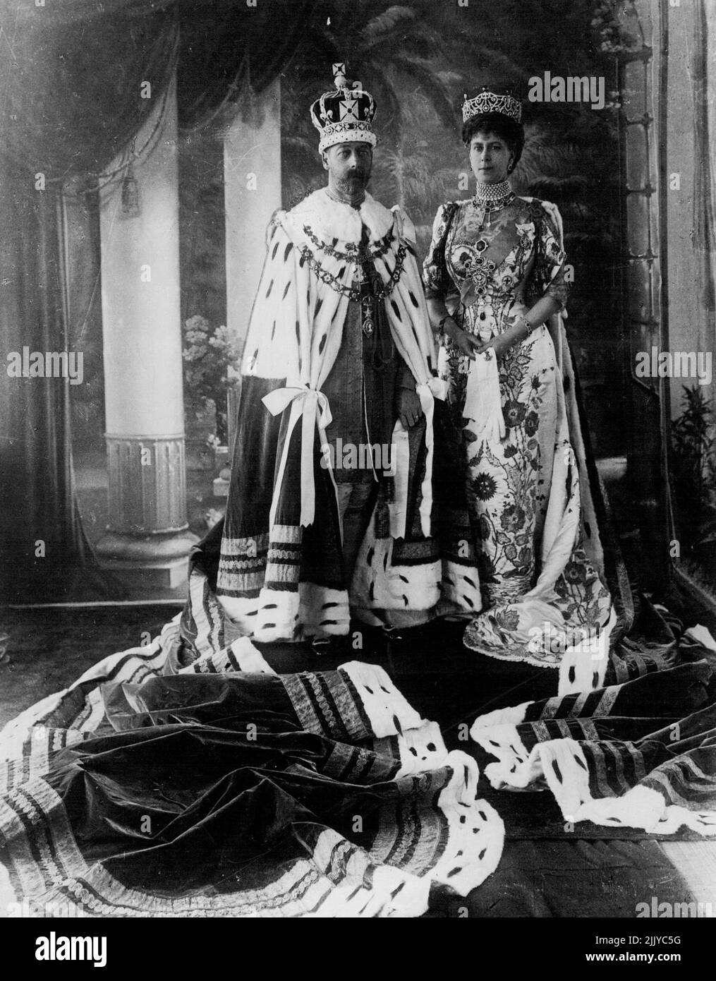 21 anni Un re -- il re domani celebra il 21st anniversario della sua successione al Trono, il 26th maggio 1910. H.M. il re e H.M. la regina nelle loro vesti. Giugno 05, 1931. (Foto di Photopress) Foto Stock