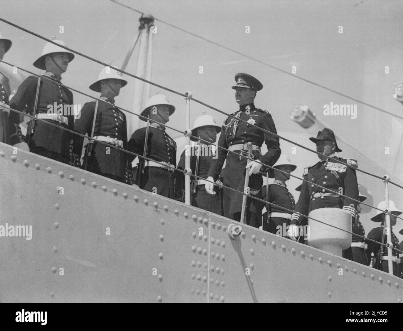 Duca di Gloucester camminando per incontrare il Governatore Generale in ***** . Melbourne. Ottobre 22, 1934. Foto Stock