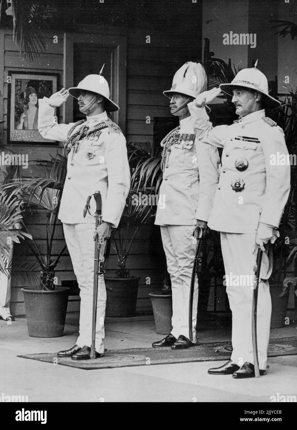 In uniforme tropicale -- sua altezza reale il Duca, il Governatore (Sir Leslie Wilson) e il Capo di Stato maggiore del Duca al saluto durante la riproduzione del National Anthem come emergeddal treno reale a Brisbane. Dicembre 10, 1934. Foto Stock