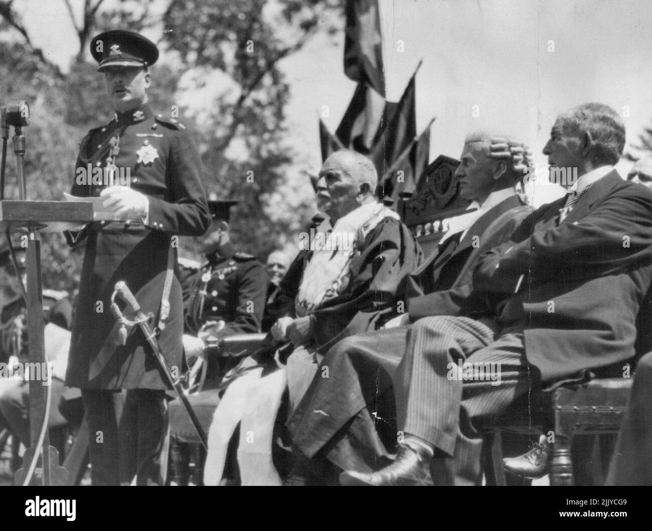 Royal Visit Kings Park - Perth Giovedi -- il Duca risponde all'indirizzo di benvenuto alla reception Civica. Da sinistra a destra - Duca di Gloucester, sindaco di Perth Sig. J. Franklin Town Clerk, Sig. W.E. Bold e Sir William Lathlain. Ottobre 8, 1934. Foto Stock