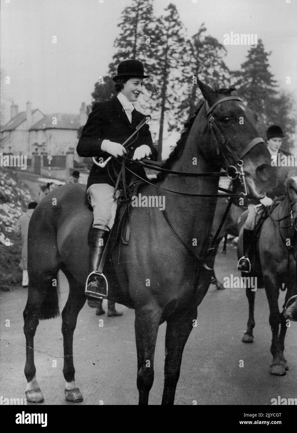 G Princess è gettato dal suo cavallo - visto a cavallo Smokey, un gelding marrone di dieci anni, con la caccia Pytchley ieri è la principessa Alexandra, figlia della duchessa di Kent. Durante la caccia la principessa fu gettata dal suo cavallo mentre attraversava un campo vicino a Holdenby House, Northants. Sbarcò su terreno soffice e fangoso, ma rimontò il suo cavallo e si impigliò con la caccia, che era poi un campo avanti. Il paese di Pytchley è considerato una delle zone più difficili da caccia in Inghilterra. Il duca di Windosr e il compianto re Giorgio VI vi hanno cacciato. Gennaio 09, 1955. (Foto di Reuterphoto). Foto Stock
