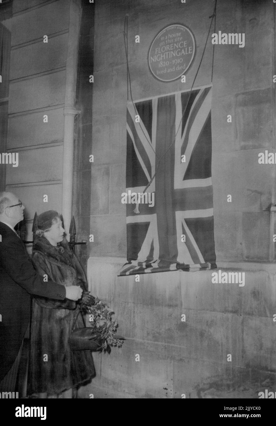 Princess Royal svela la targa di Nightingale -- la Principessa Royal, Patrona del Florence Nightingale Hospital, svela una targa che registra l'associazione di Florence Nightingale con il sito, in un nero di uffici in South Street, Park Lane, Londra, fino al giorno (Venerdì). La placque recita: 'In una casa su questo sito Florence Nightingale, 1820-1910, visse e morì. La casa è stata demolita nel 1929. Gennaio 21, 1965. (Foto di Reuterphoto) Foto Stock