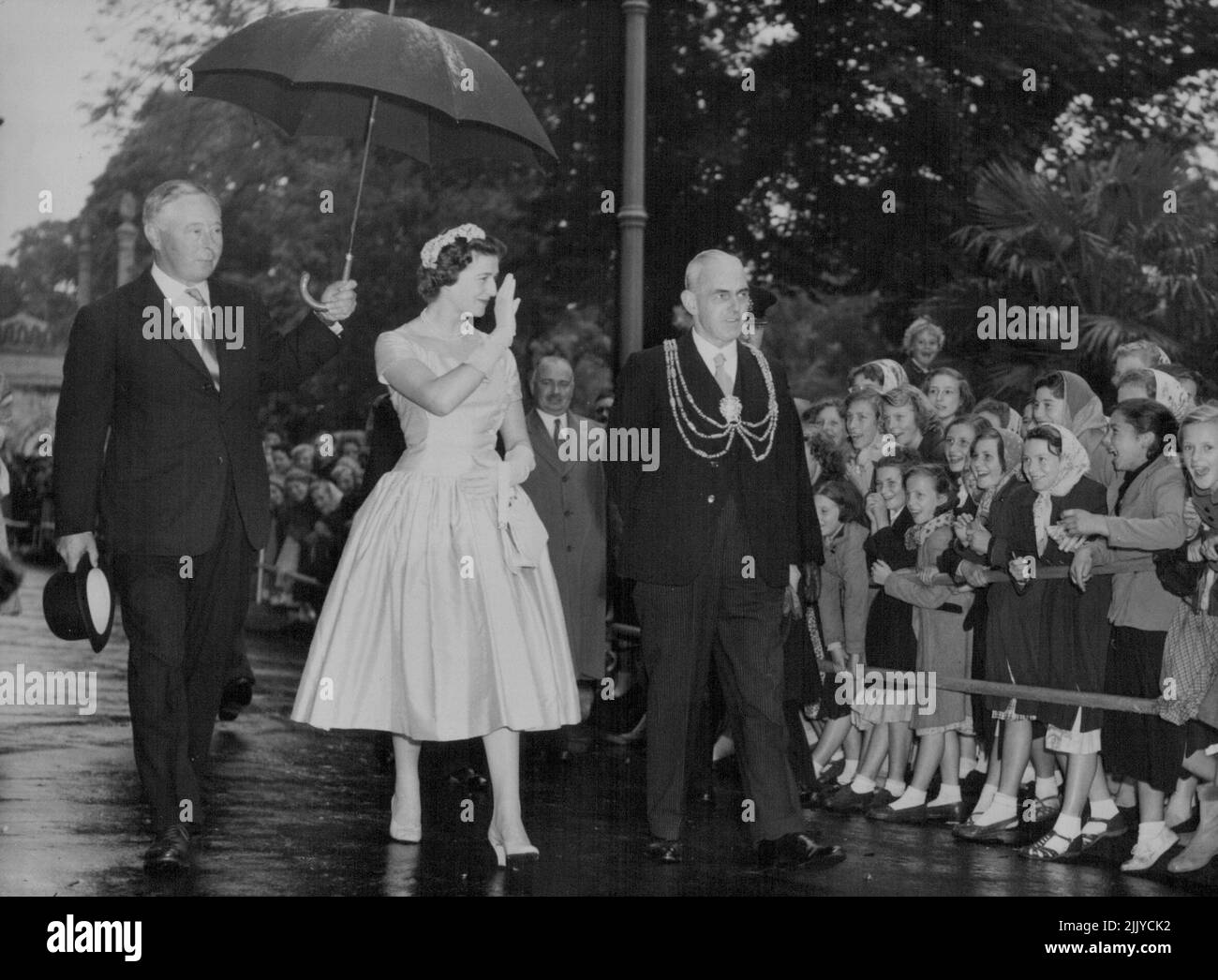 La principessa Alexandra visita Brighton - il duca di Norfolk, Lord tenente del Sussex, scuote la principessa Alexandra dalla pioggia mentre arriva al Royal Pavilion per pranzo oggi, 1 luglio, durante la sua prima visita ufficiale a Brighton. Con loro è il sindaco di Brighton, Alderman J.A. Perdita Trevelyan. Più tardi, la Principessa visitò il Royal Alexandra Hospital per i bambini malati e il Brighton Girls' Club. Luglio 25, 1955. (Foto di stampa associata). Foto Stock