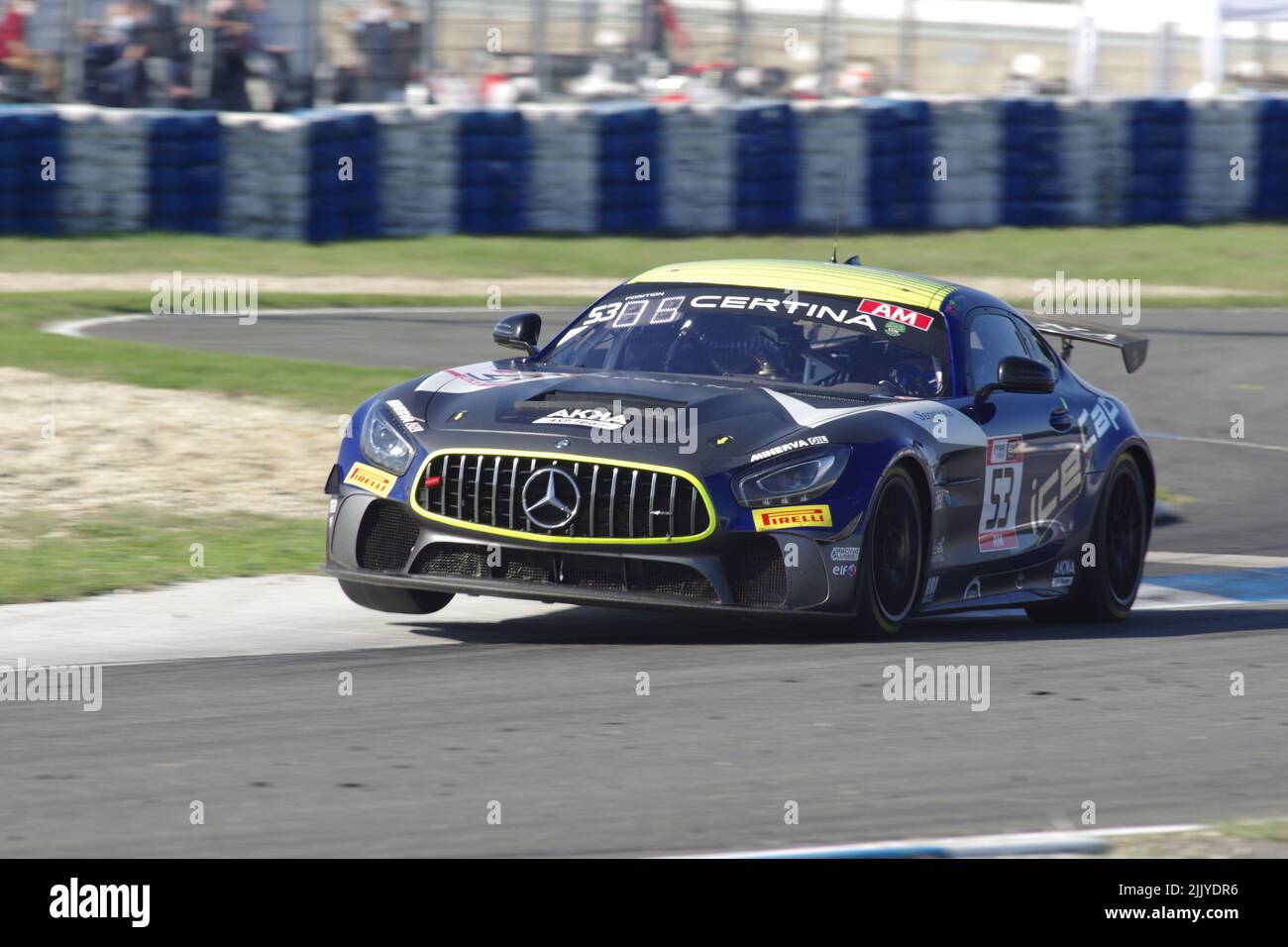 Mercedes SLS GT4 AKKA Team a 3 ruote a velocità nel circuito Albí durante la stagione FFSA GT4 2020. Foto Stock Mercedes SLS GT4 AKKA Team a 3 ruote a velocità nel circuito Albí durante la stagione FFSA GT4 2020. Foto Stock
