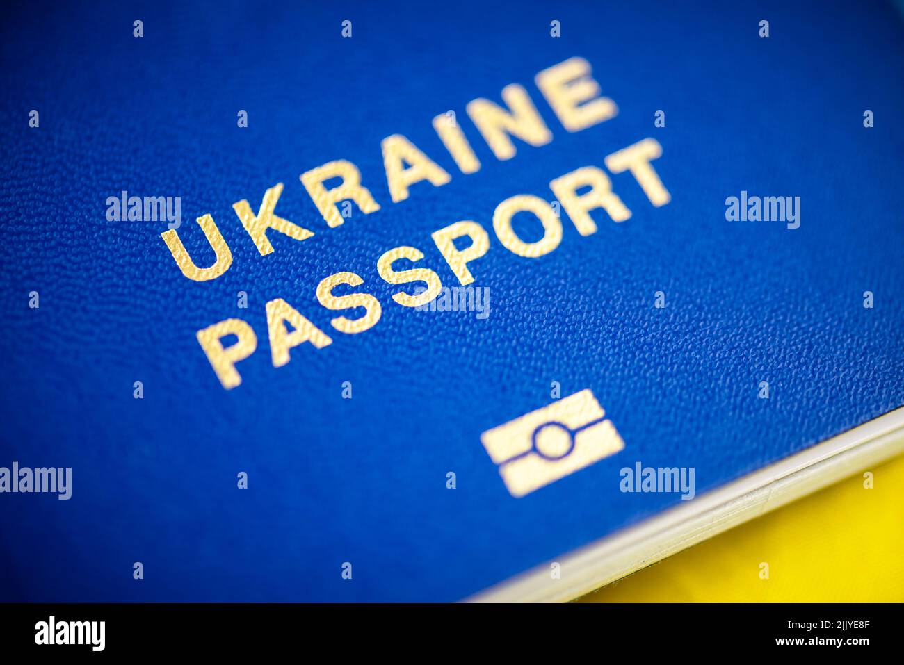 Passaporti biometrici ucraini con primo piano bandiera nazionale giallo-blu. Fotografia macro Foto Stock