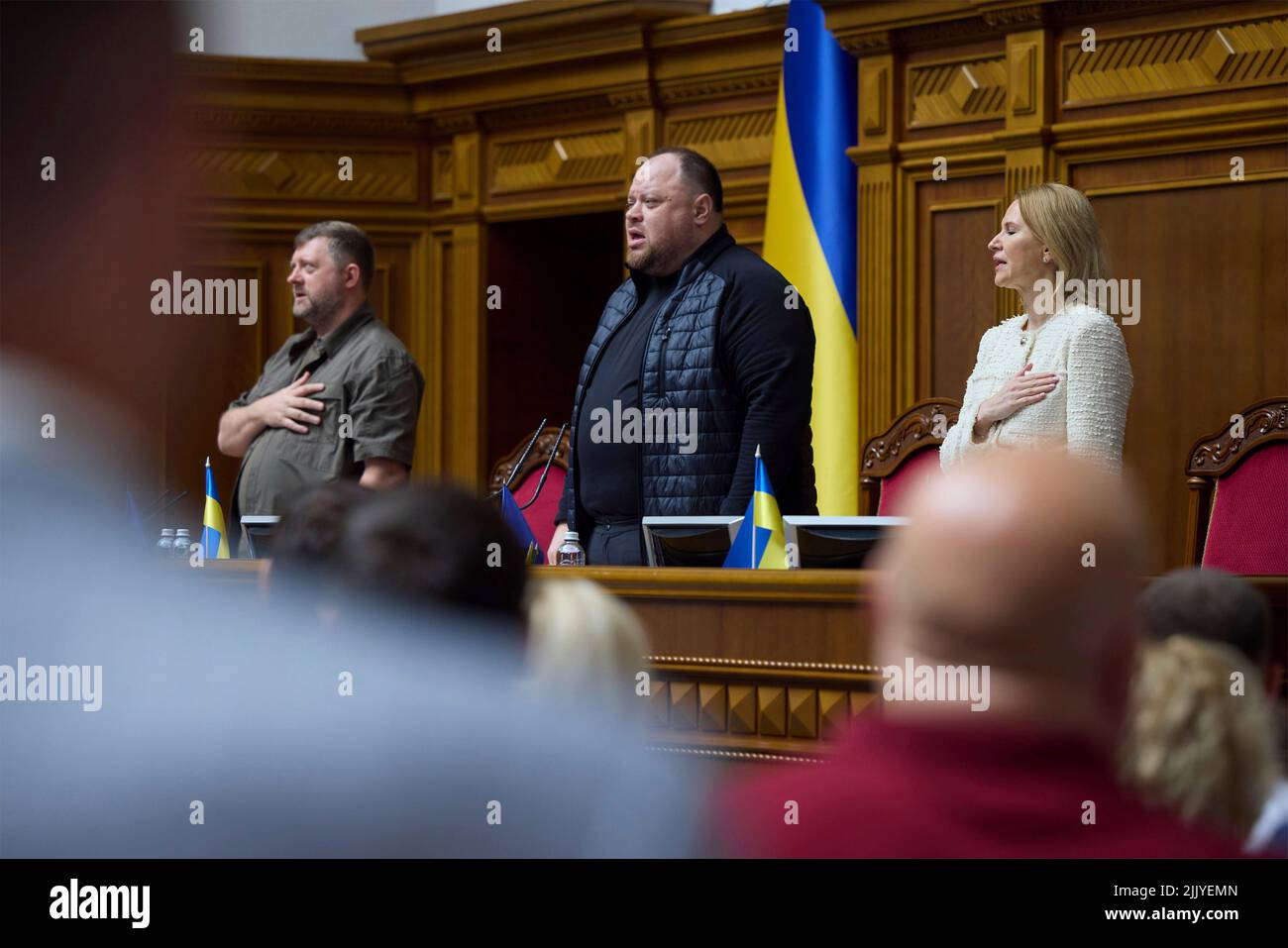 Kiev, Ucraina. 28th luglio 2022. I leader del parlamento ucraino si levano in piedi per l'inno nazionale alla sessione di Verkhovna Rada, 28 luglio 2022 a Kiev, Ucraina. Da sinistra a destra ci sono: Il Vice Presidente Oleksandr Kornienko, il Presidente Ruslan Stefanchuk e il secondo Vice Presidente Olena Kondratiuk. Credit: Ukrainian Presidential Press Office/Ukraine Presidency/Alamy Live News Foto Stock