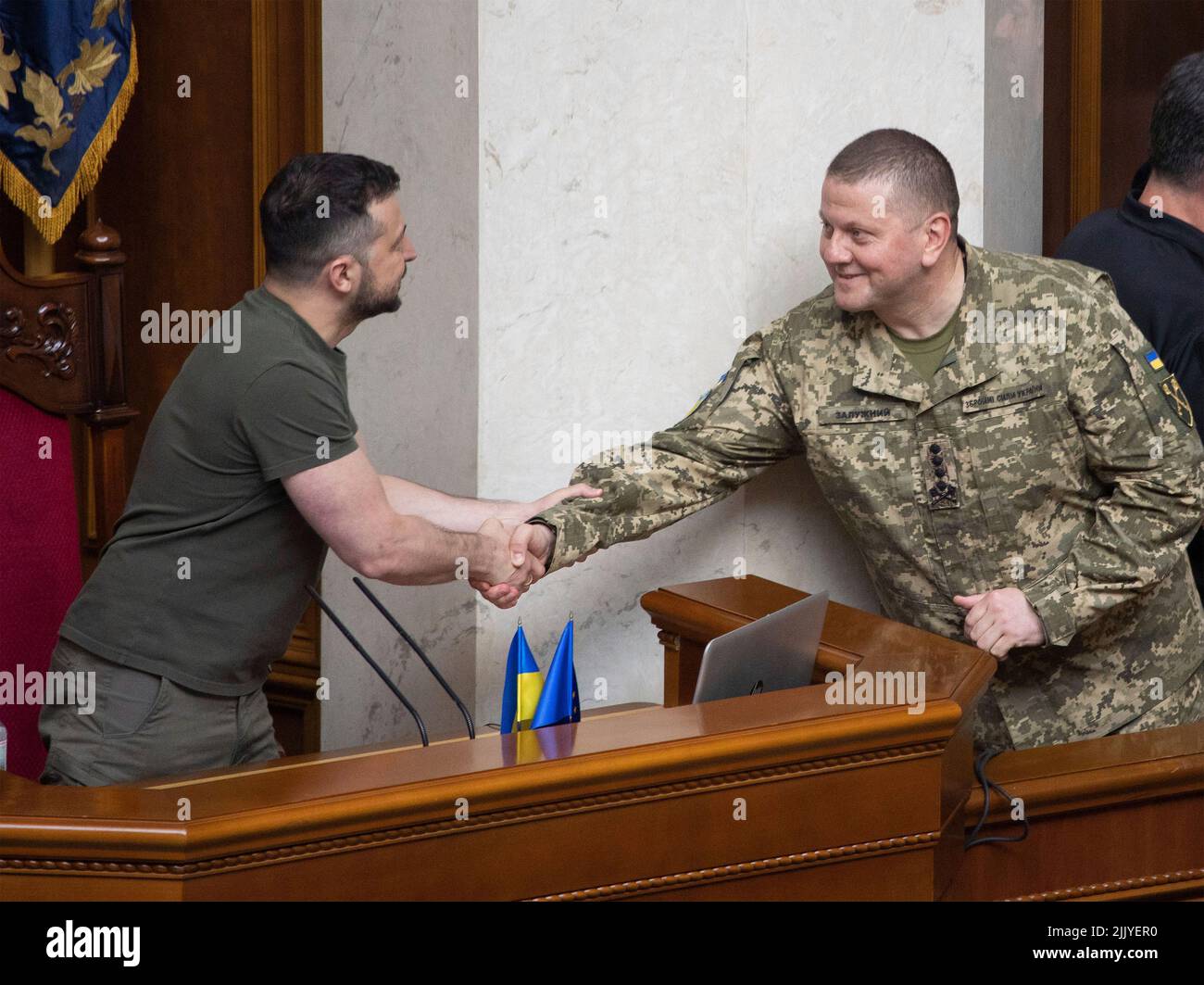 Kiev, Ucraina. 28th luglio 2022. Comandante in capo delle forze Armate dell'Ucraina il generale maggiore Valeriy Zaluzhny, a destra, saluta il presidente ucraino Volodymyr Zelenskyy, a sinistra, durante le celebrazioni di stato al parlamento di Verkhovna Rada, 28 luglio 2022 a Kiev, Ucraina. Credit: Ukrainian Presidential Press Office/Ukraine Presidency/Alamy Live News Foto Stock
