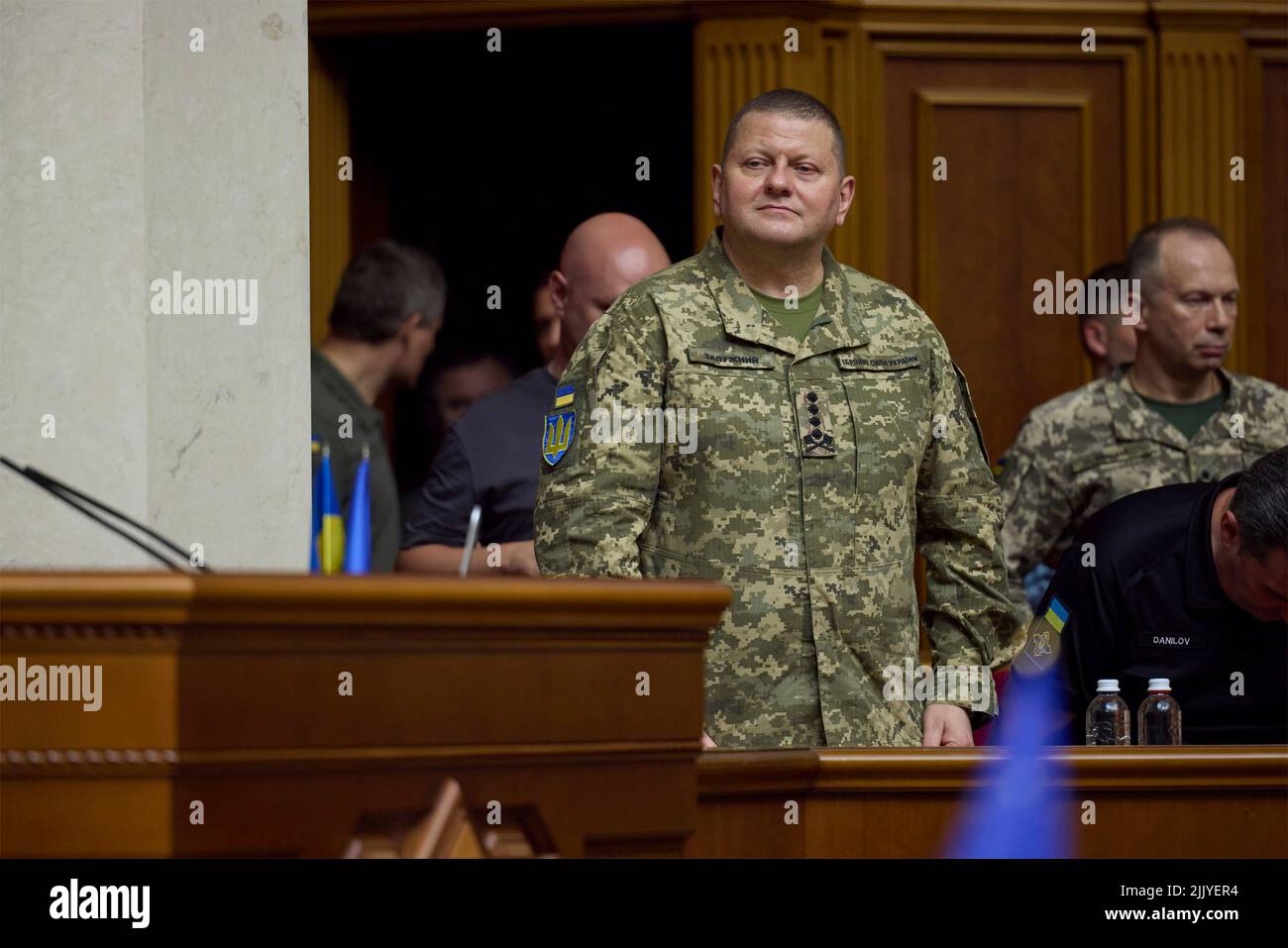 Kiev, Ucraina. 28th luglio 2022. Comandante in capo delle forze Armate dell'Ucraina il generale maggiore Valeriy Zaluzhny, si è levato in piedi durante le celebrazioni di stato ucraino al parlamento di Verkhovna Rada, 28 luglio 2022 a Kiev, Ucraina. Credit: Ukrainian Presidential Press Office/Ukraine Presidency/Alamy Live News Foto Stock