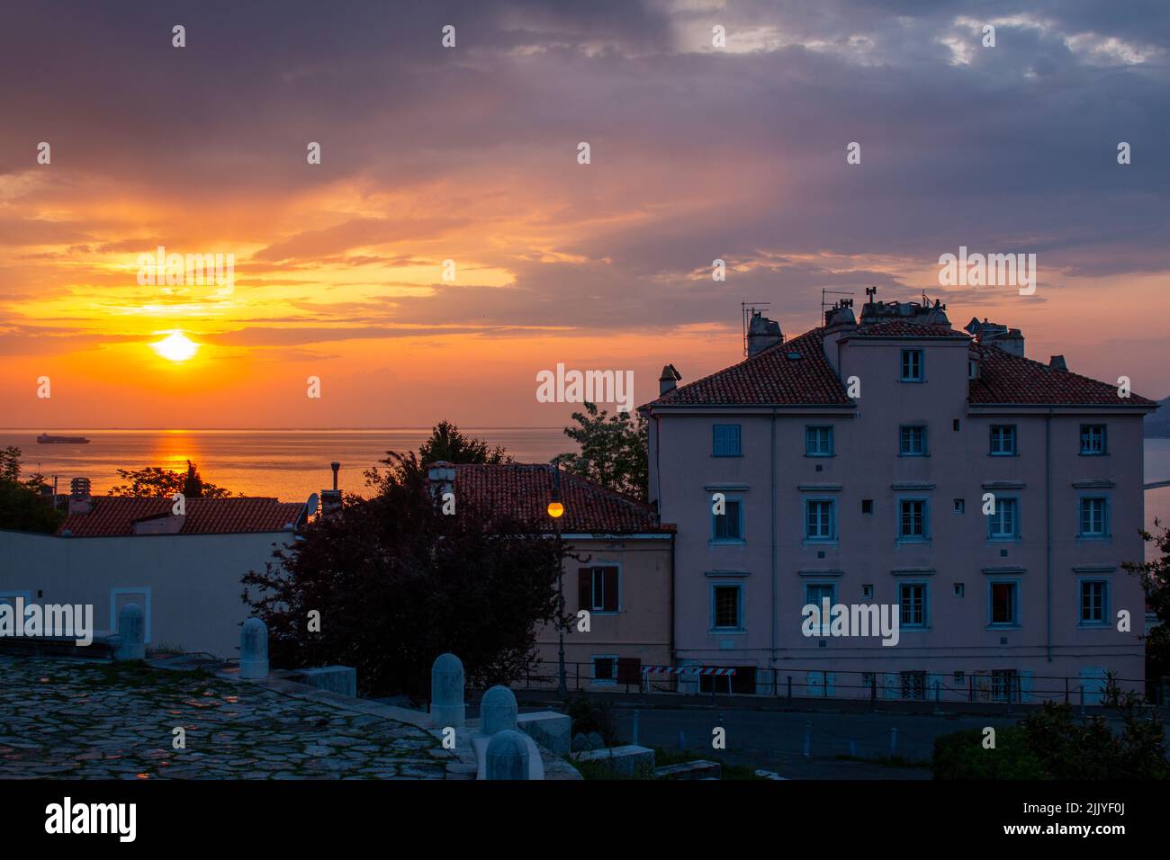 Trieste al tramonto, la vista dal Castello di San Guisto, Italia Foto Stock